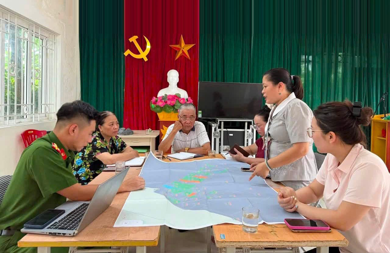 to-cong-tac-phuong-long-bien-ho-tro-nguoi-dan-lam-sach-du-lieu-dat-dai.-anh-thu-phuong.jpg