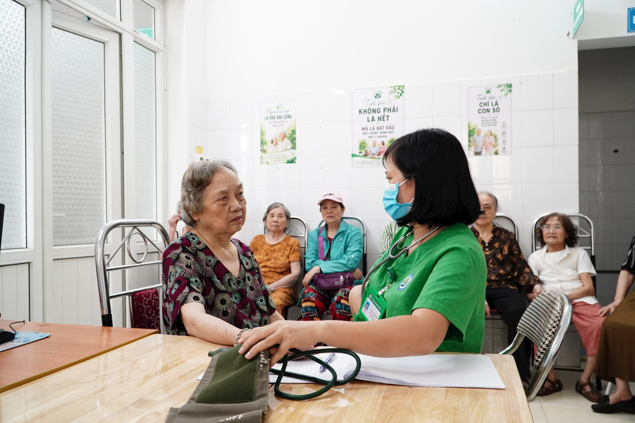 Nhân viên y tế thăm khám, tư vấn sức khỏe cho người cao tuổi, góp phần phát hiện sớm nguy cơ bệnh tật. Ảnh: Mai Khôi