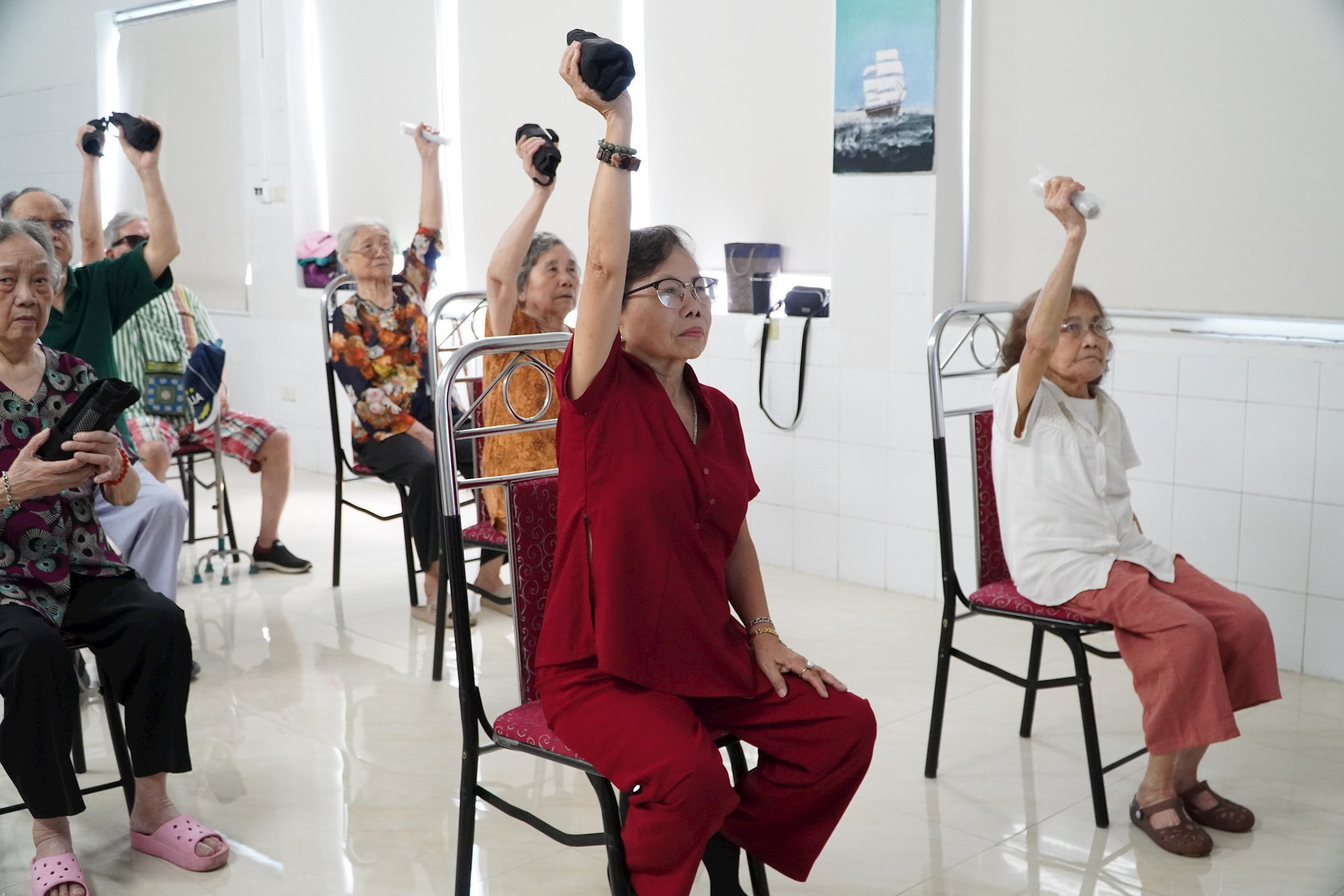 Người cao tuổi luyện tập tại cơ sở Chăm sóc sức khỏe ban ngày phường Bồ Đề (Hà Nội). Ảnh: Mai Khôi