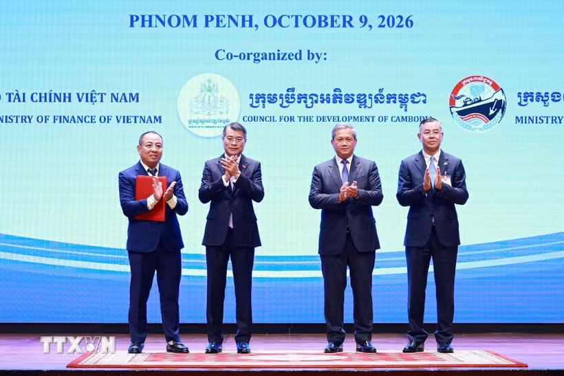 Thủ tướng Lê Minh Hưng và Thủ tướng Campuchia Hun Manet chứng kiến trao thỏa thuận hợp tác giữa doanh nghiệp Việt Nam-Campuchia. (Ảnh: Dương Giang/TTXVN)