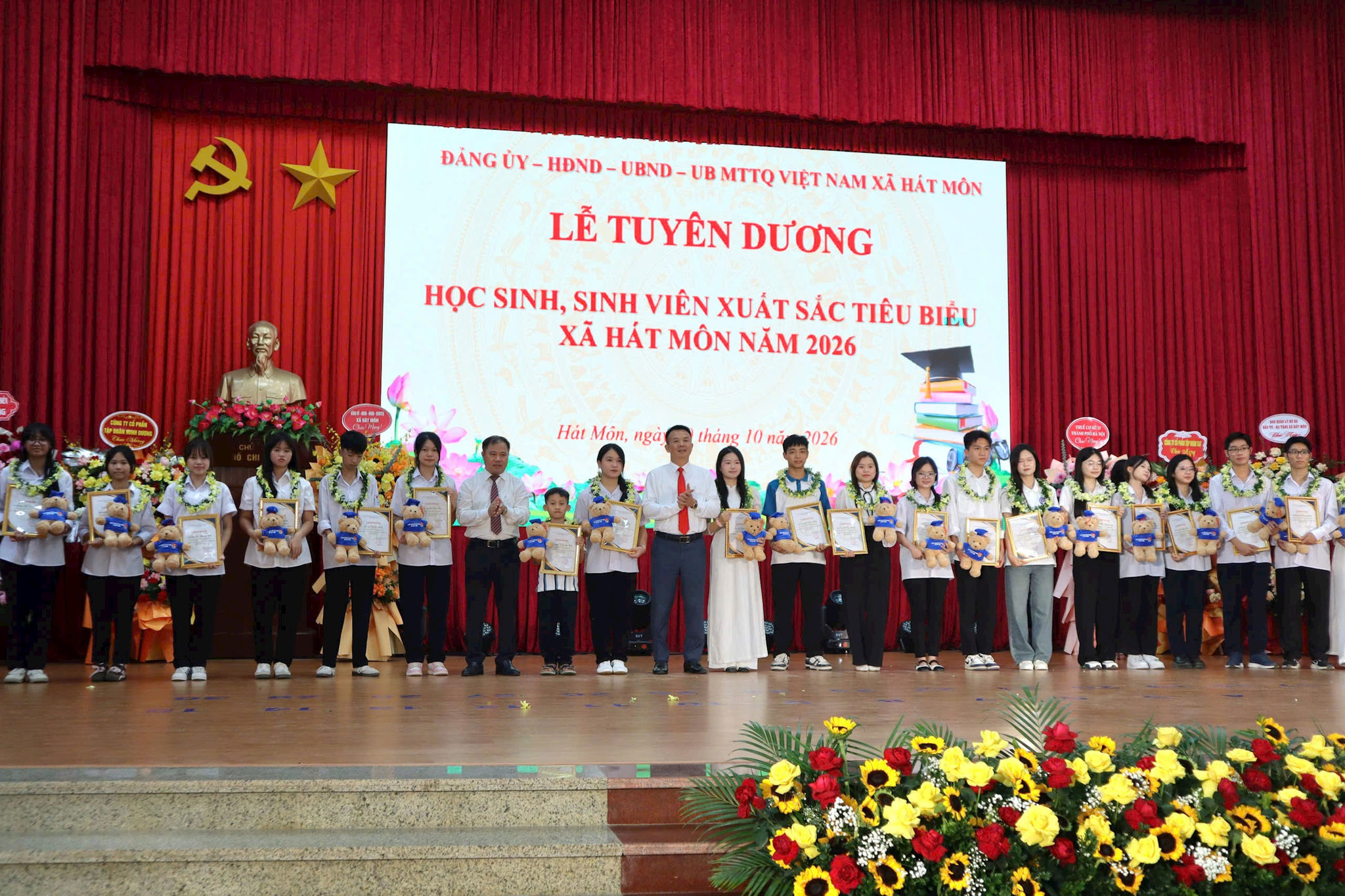 Lãnh đạo xã Hát Môn tuyên dương, trao thưởng cho học sinh có thành tích xuất sắc trong học tập và các kỳ tuyển sinh năm học 2025-2026. Ảnh: Nguyễn Mai