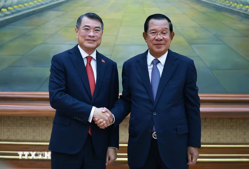 Thủ tướng Lê Minh Hưng đến chào Chủ tịch Đảng Nhân dân Campuchia, Chủ tịch Thượng viện Hun Sen. (Ảnh: Dương Giang/TTXVN)