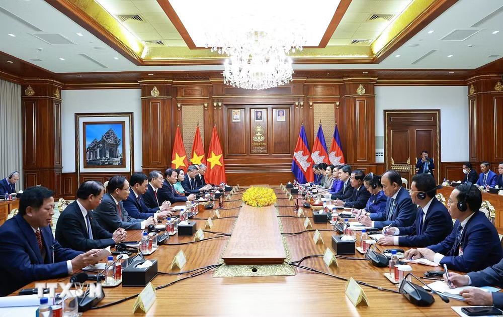 ttxvn_thu-tuong-le-minh-hung-gap-chu-tich-dang-nhan-dan-campuchia-chu-tich-thuong-vien-hun-sen-9077320.jpg