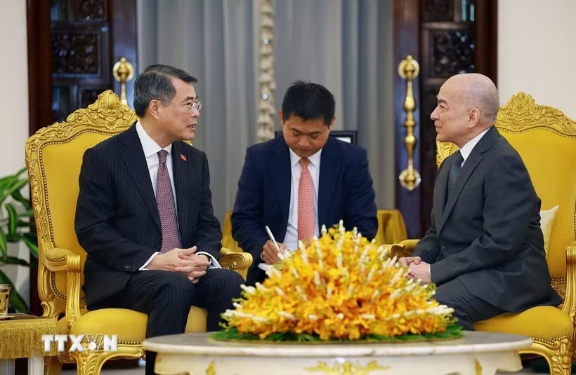 Thủ tướng Lê Minh Hưng chào Quốc vương Campuchia Norodom Sihamoni. (Ảnh: Dương Giang/TTXVN)