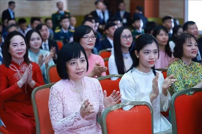 Cộng đồng người Việt Nam tại Campuchia tham dự buổi gặp. Ảnh: Dương Giang/TTXVN