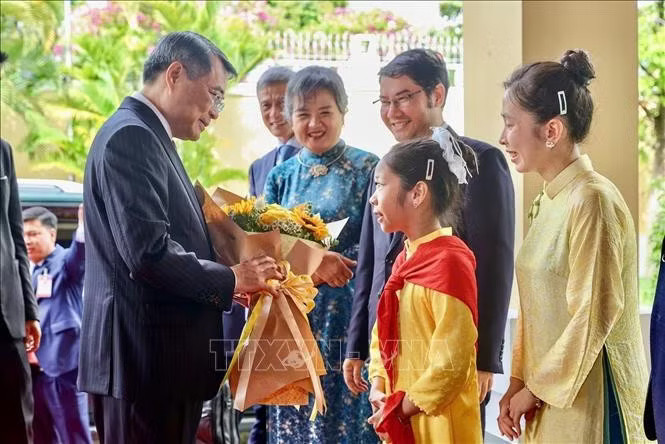 Thủ tướng Lê Minh Hưng gặp gỡ cán bộ, nhân viên Đại sứ quán và cộng đồng người Việt Nam tại Campuchia. Ảnh: Dương Giang/TTXVN