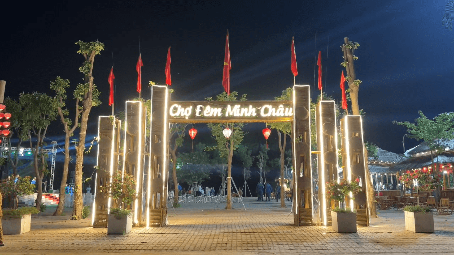 Chợ đêm Minh Châu rực rỡ ánh đèn, thu hút đông đảo người dân vào mỗi tối. Ảnh: PV