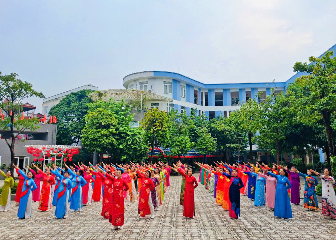 Sáng 10-10, khoảng 200 cán bộ, hội viên phụ nữ phường Khương Đình đã tham gia đồng diễn dân vũ, chào mừng sự kiện thông xe toàn tuyến đường Vành đai 2,5, đoạn Nguyễn Trãi - Đầm Hồng. Ảnh: KĐ