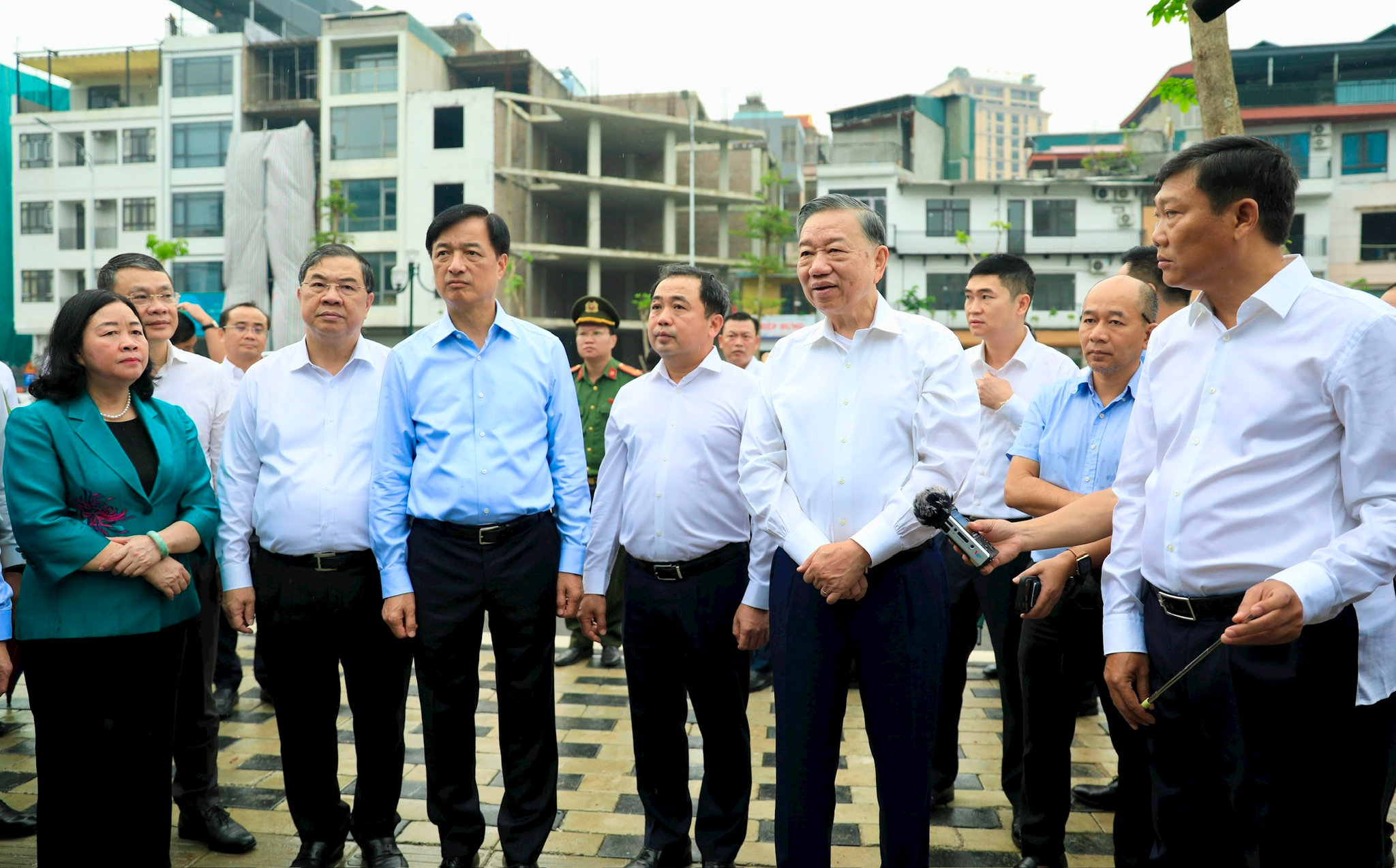 Tổng Bí thư, Chủ tịch nước Tô Lâm và các đồng chí lãnh đạo Trung ương, thành phố Hà Nội kiểm tra tiến độ thực hiện Dự án đường Vành đai 1 và Dự án bãi đỗ xe, cây xanh trên địa bàn phường Ô Chợ Dừa. Ảnh Quang Thái