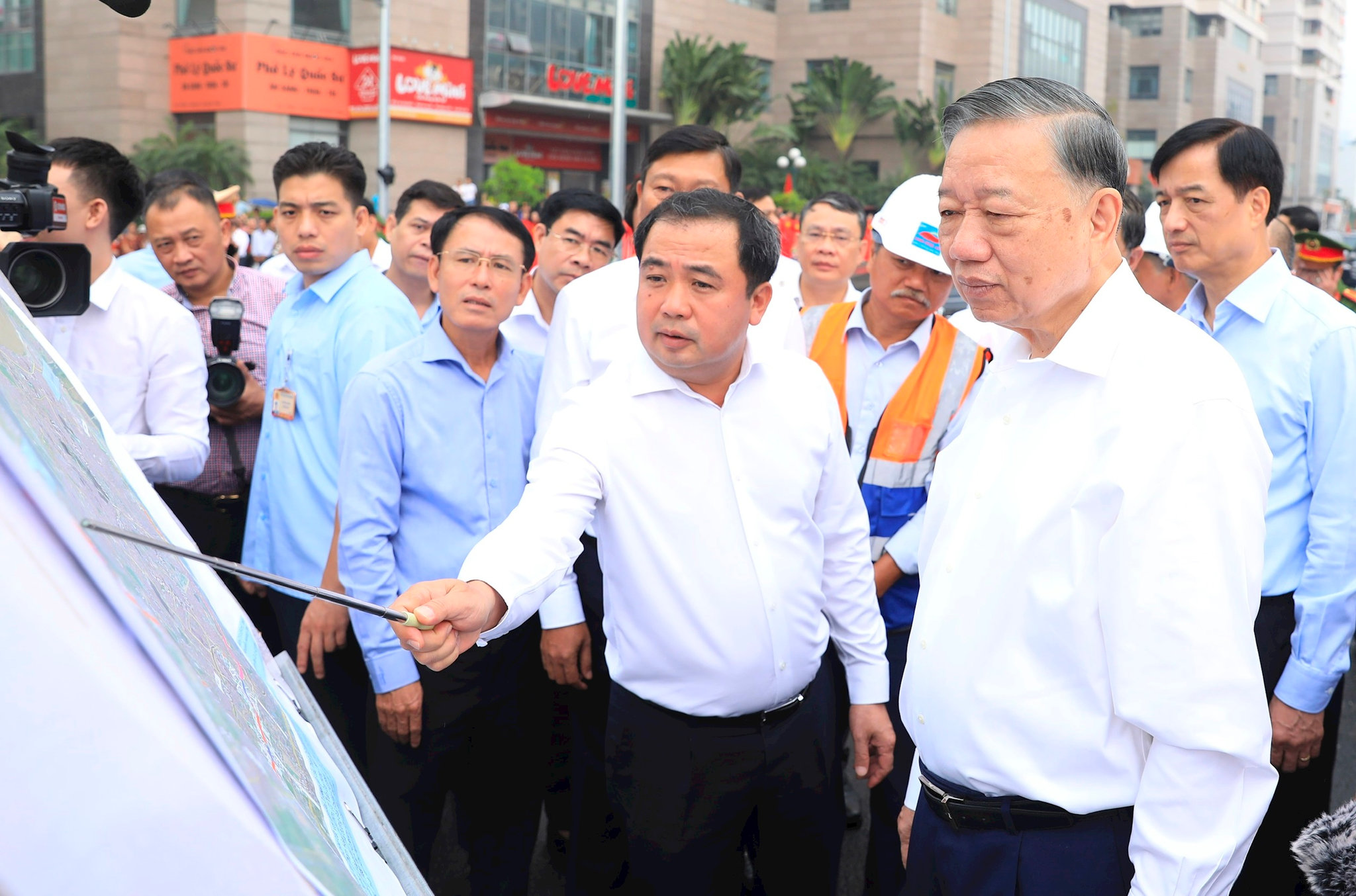 Tổng Bí thư, Chủ tịch nước Tô Lâm kiểm tra việc thực hiện dự án đường Vành đai 2,5 qua địa bàn phường Cầu Giấy. Ảnh Quang Thái