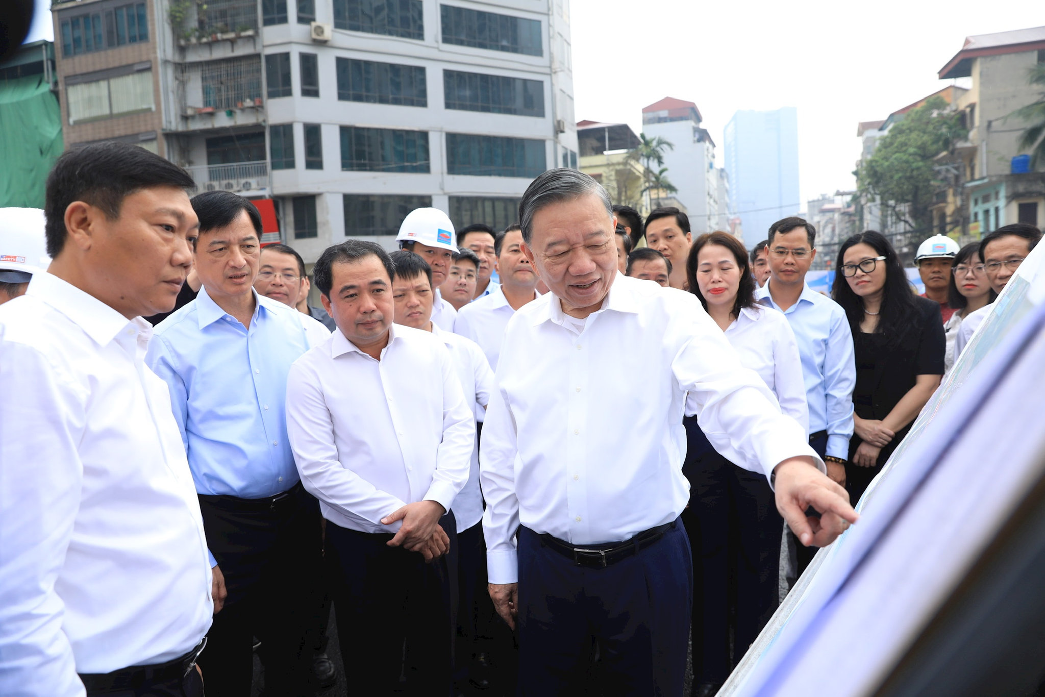 Tổng Bí thư, Chủ tịch nước Tô Lâm kiểm tra việc thực hiện dự án đường Vành đai 2,5 qua địa bàn phường Cầu Giấy. Ảnh Quang Thái