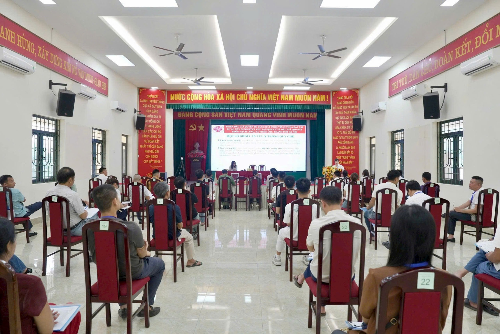 Quang cảnh phiên đấu giá sáng 10-10. Ảnh: PV
