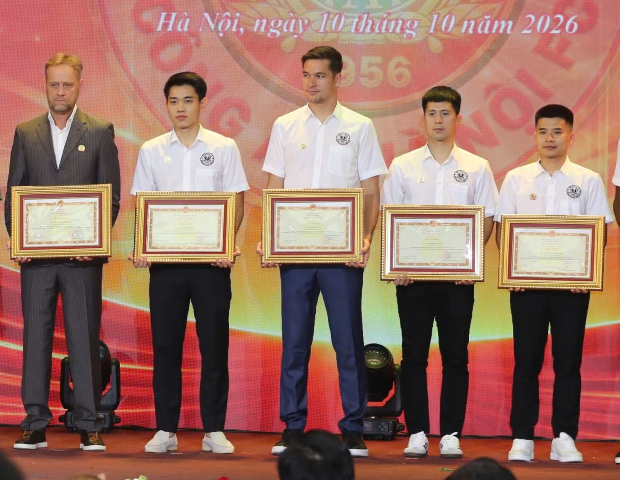 9-cac-cau-thu-cahn-nhan-bang-khen.jpg