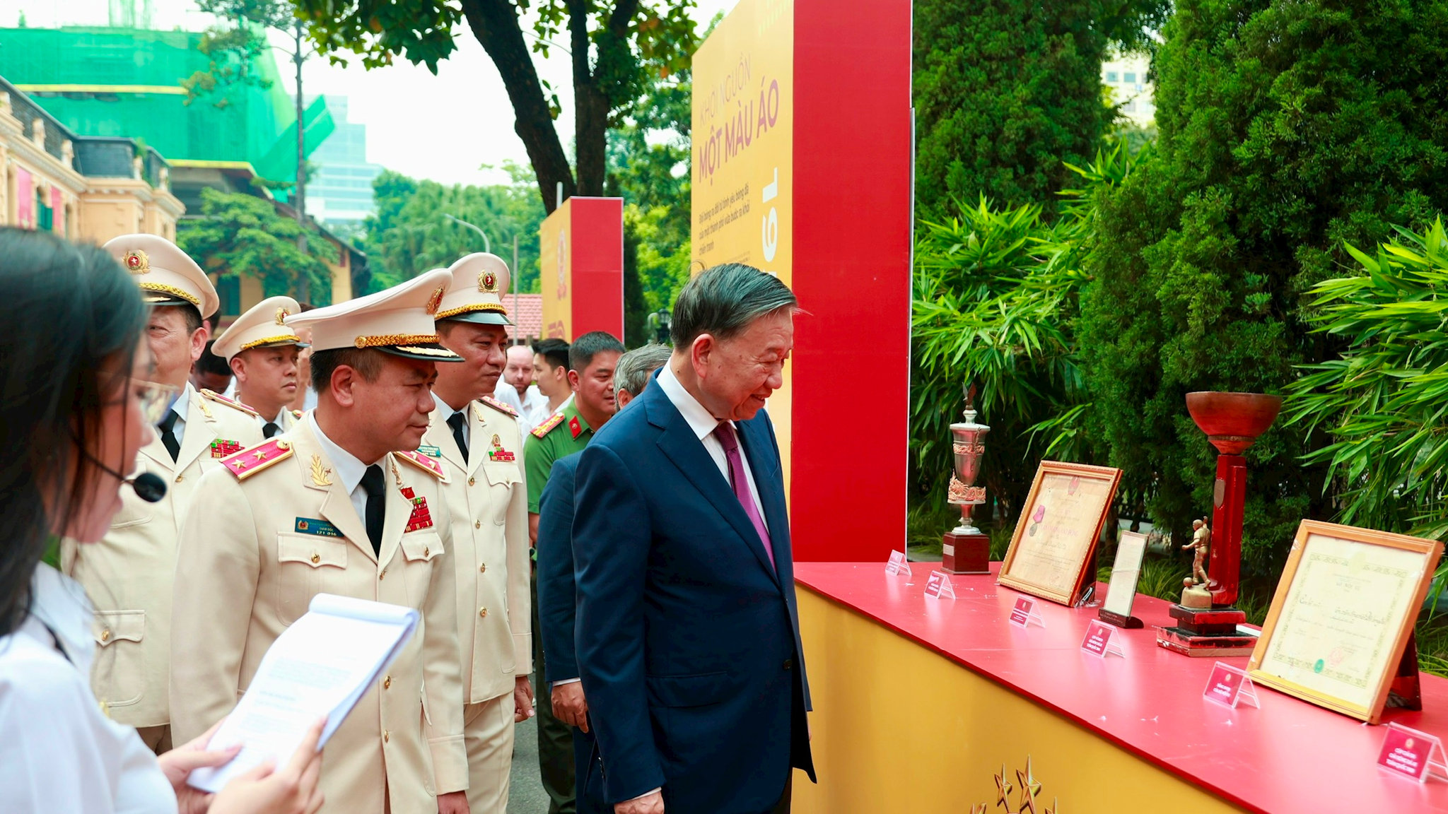 9-tbt-chu-tich-nuoc-to-lam-tham-quan-trien-lam.jpg