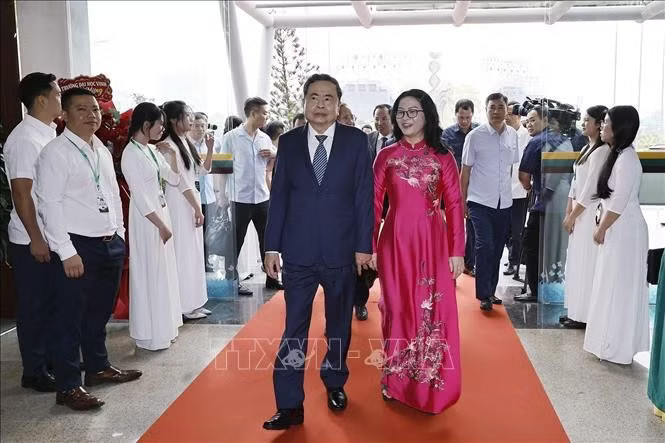 potal-chu-tich-quoc-hoi-du-le-ky-niem-70-nam-thanh-lap-hoc-vien-nong-nghiep-viet-nam-stand.jpg