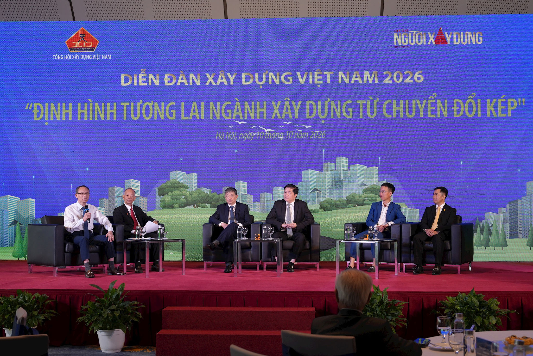 Các chuyên gia chia sẻ tại diễn đàn. Ảnh: Minh Đức
