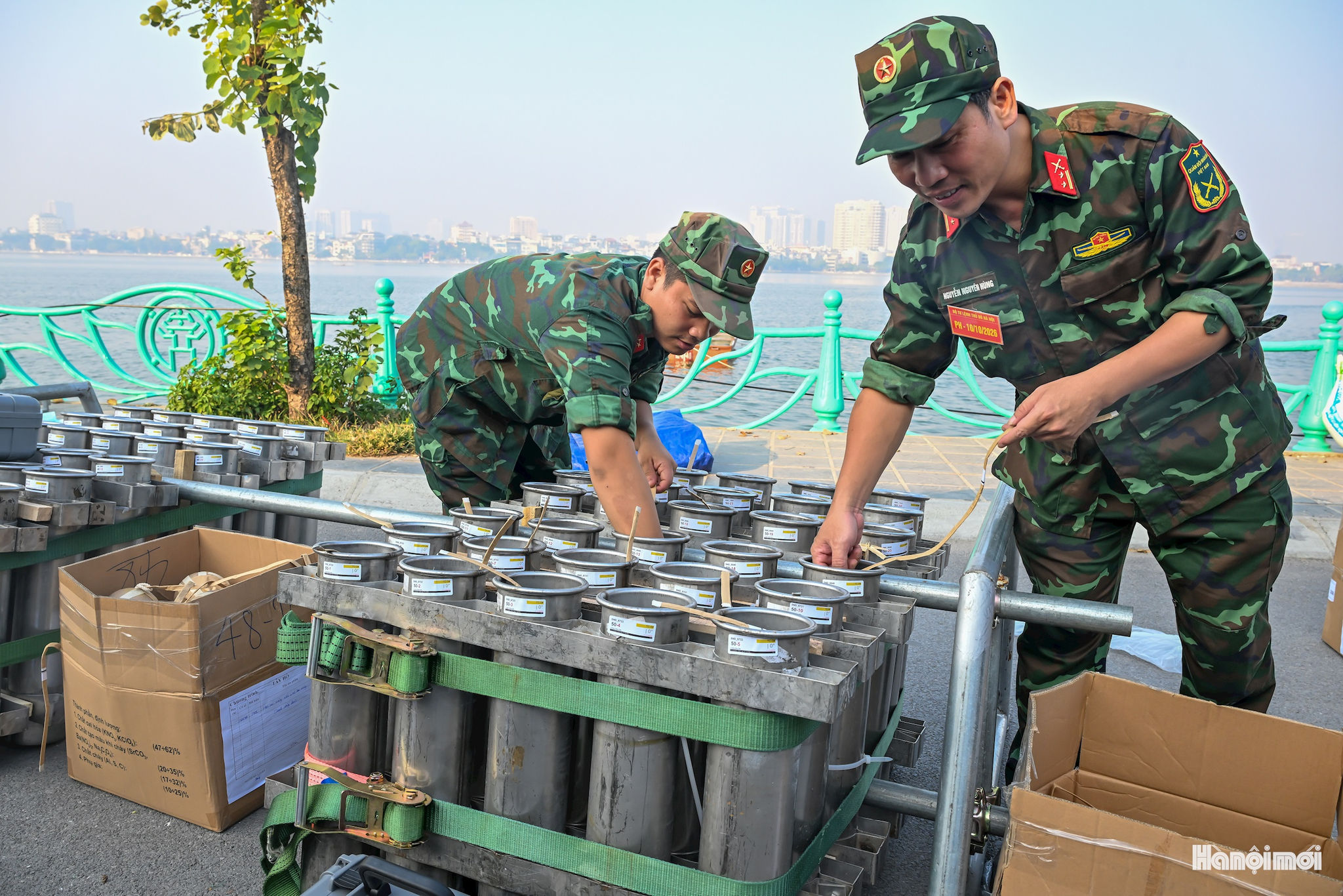 Để chuẩn bị cho màn trình diễn, Ban Chỉ huy quân sự phường Tây Hồ đã chủ động bố trí nhân lực, vật lực và các điều kiện cần thiết, phục vụ việc vận hành hệ thống pháo nước, pháo hỏa thuật theo nền nhạc.