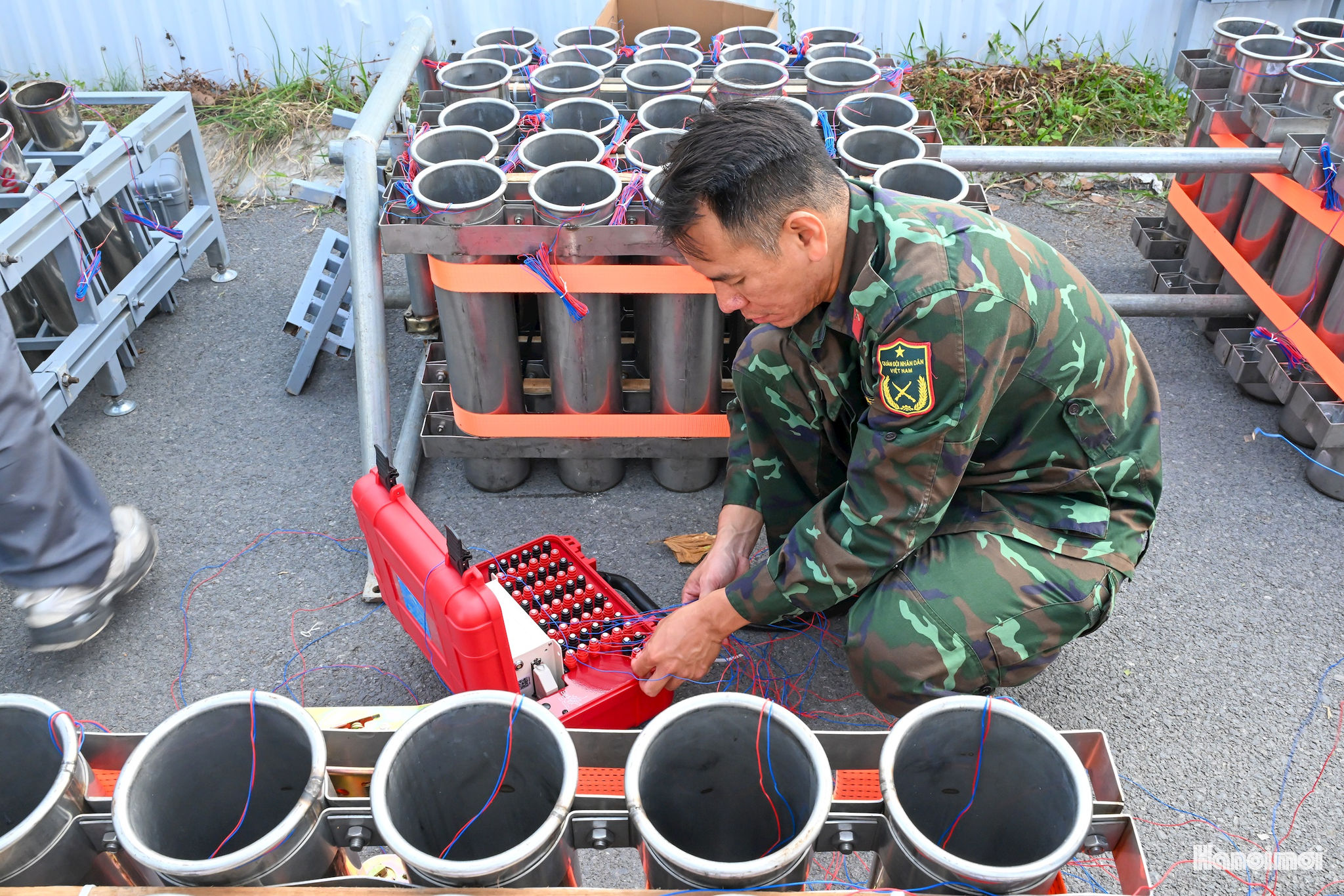 Các ống phóng được bố trí đúng vị trí trong sơ đồ; mỗi ống được dán mã số tương ứng với vị trí lắp đặt và chủng loại pháo. Sau khi tập kết, từng quả pháo được đưa vào ống phóng, các dây dẫn và kíp nổ được đấu nối theo đúng yêu cầu kỹ thuật. 