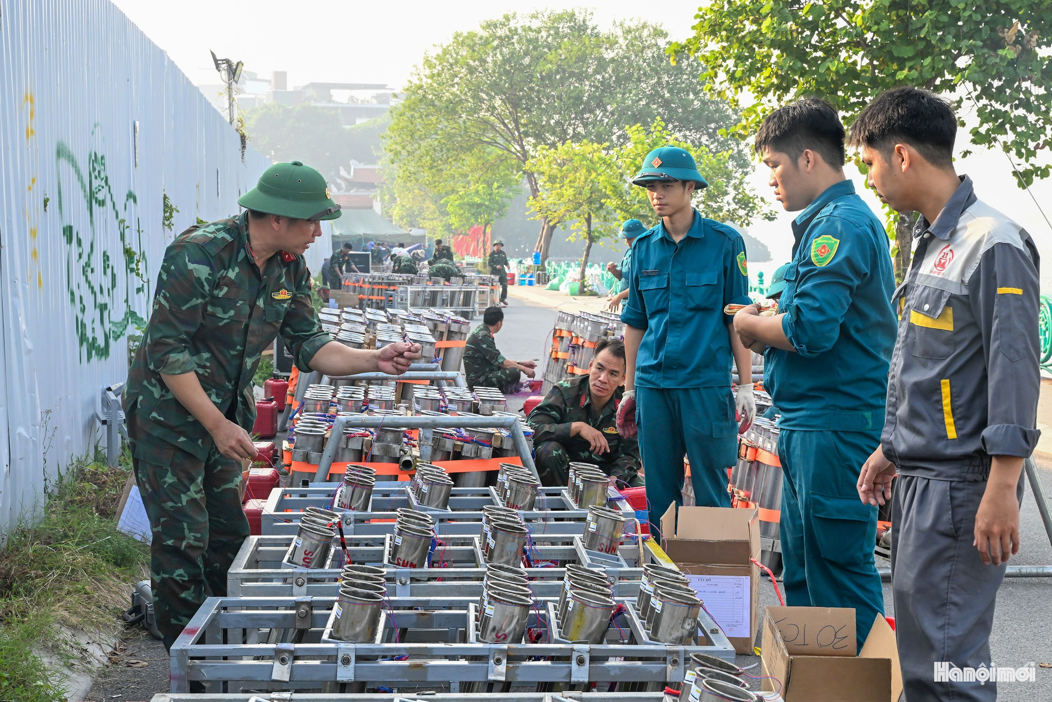Theo kế hoạch của thành phố, chương trình bắn pháo hoa kỷ niệm 72 năm Ngày Giải phóng Thủ đô được tổ chức tại ba trận địa, gồm hồ Hoàn Kiếm, Hồ Tây và hồ Văn Quán. Tập đoàn Sun Group phối hợp với Bộ Quốc phòng, Bộ Tư lệnh Thủ đô Hà Nội và Công ty TNHH MTV Hóa chất 21 (Nhà máy Z121) triển khai công tác chuẩn bị, từ vận chuyển, bố trí đến kiểm tra các hệ thống pháo hoa.