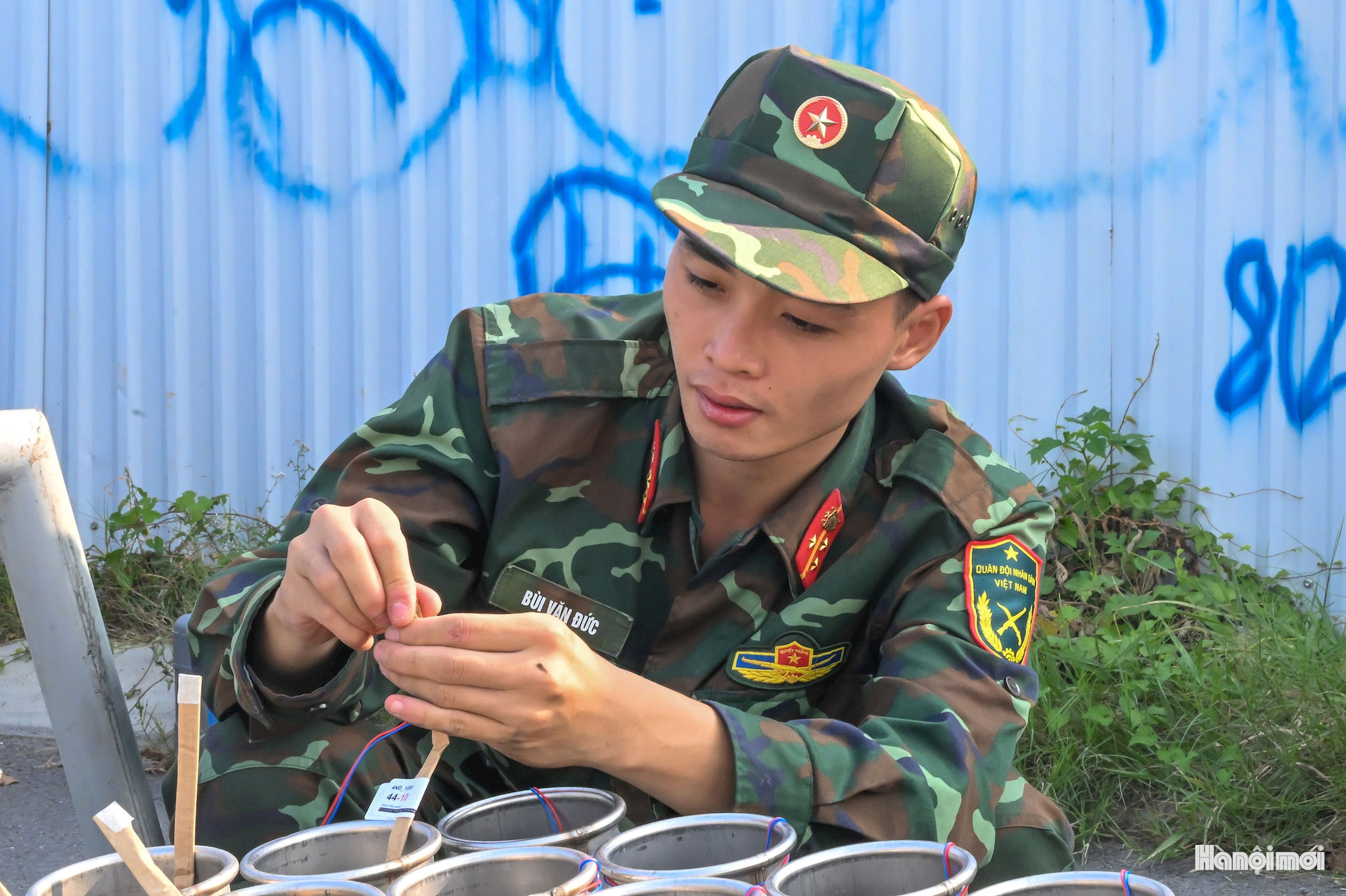 Tại trận địa, từng công đoạn kỹ thuật được thực hiện theo quy trình chặt chẽ.