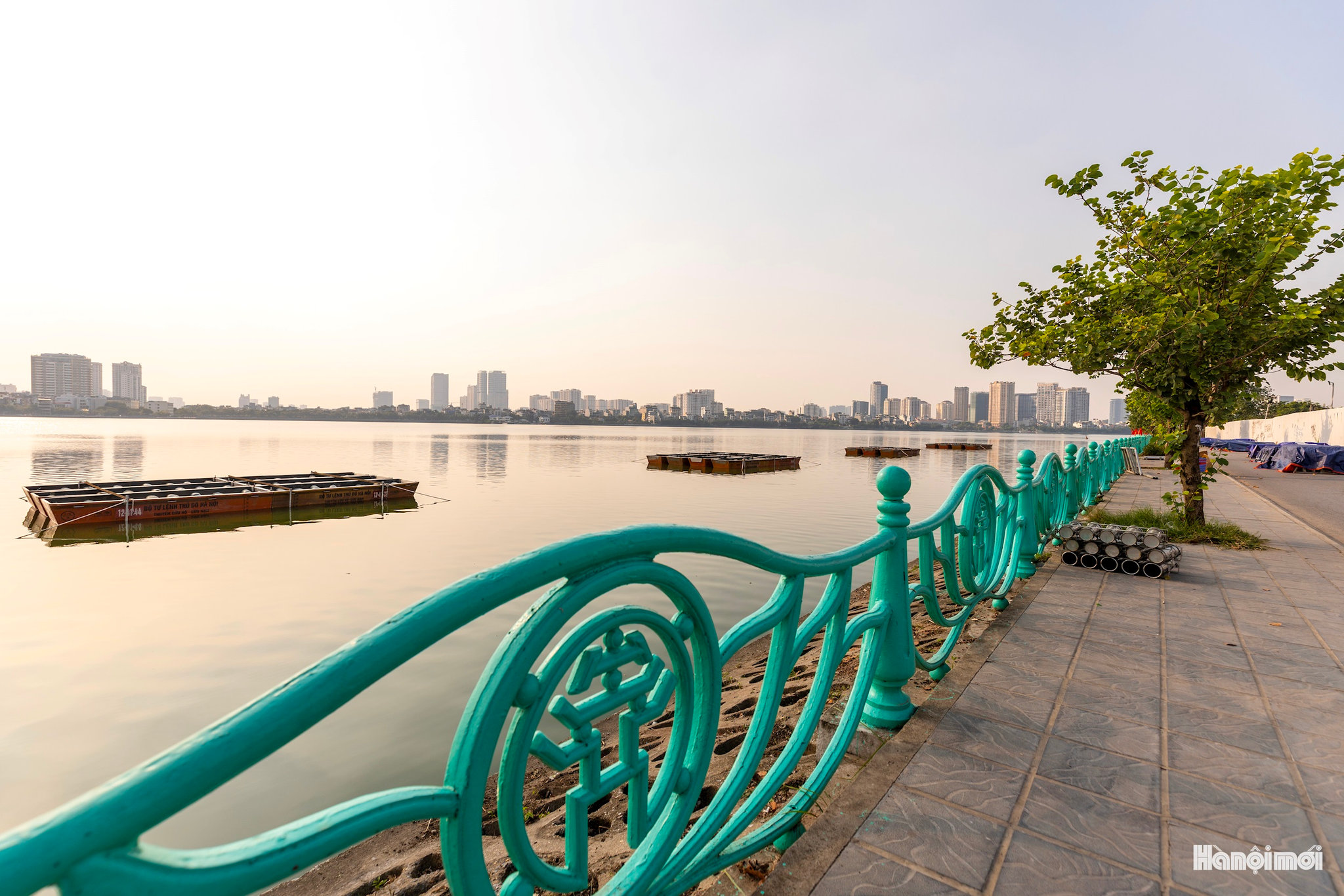 Trận địa pháo hoa số 2 tại khu vực phố Quảng Khánh (phường Tây Hồ) đang hoàn tất những khâu chuẩn bị cuối cùng, sẵn sàng cho màn trình diễn nghệ thuật ánh sáng trên mặt nước tối 10-1