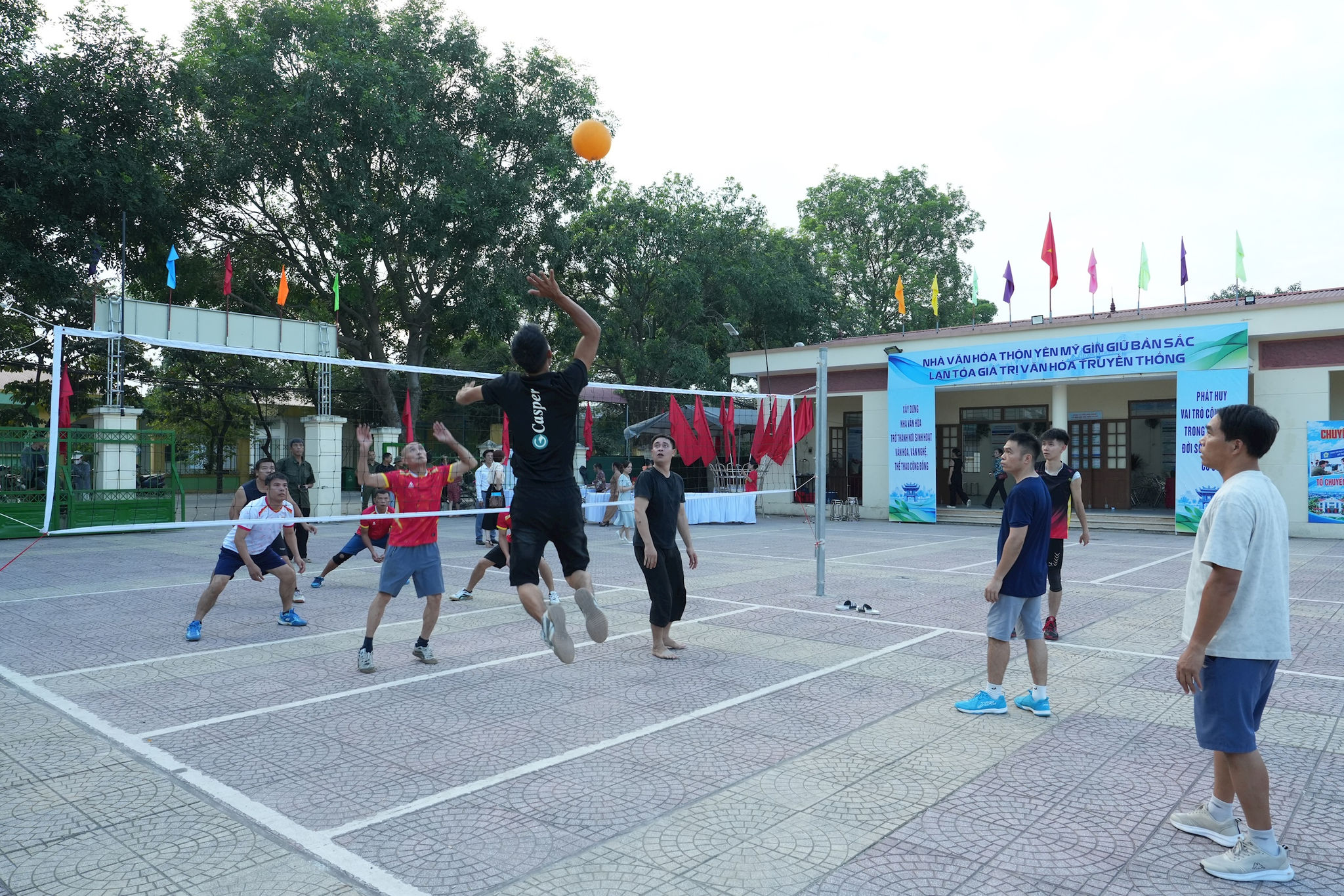 Người dân thôn Yên Mỹ tập luyện bóng chuyền tại không gian nhà văn hóa. Ảnh: Vân Th