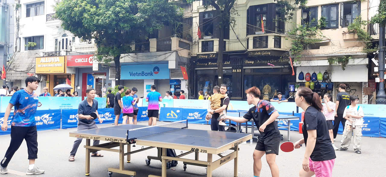 Người hâm mộ giao lưu bóng bàn với các VĐV nổi tiếng, trong đó có tay vợt Đoàn Bá Tuấn Anh (ngoài cùng bên trái). Ảnh: Minh An
