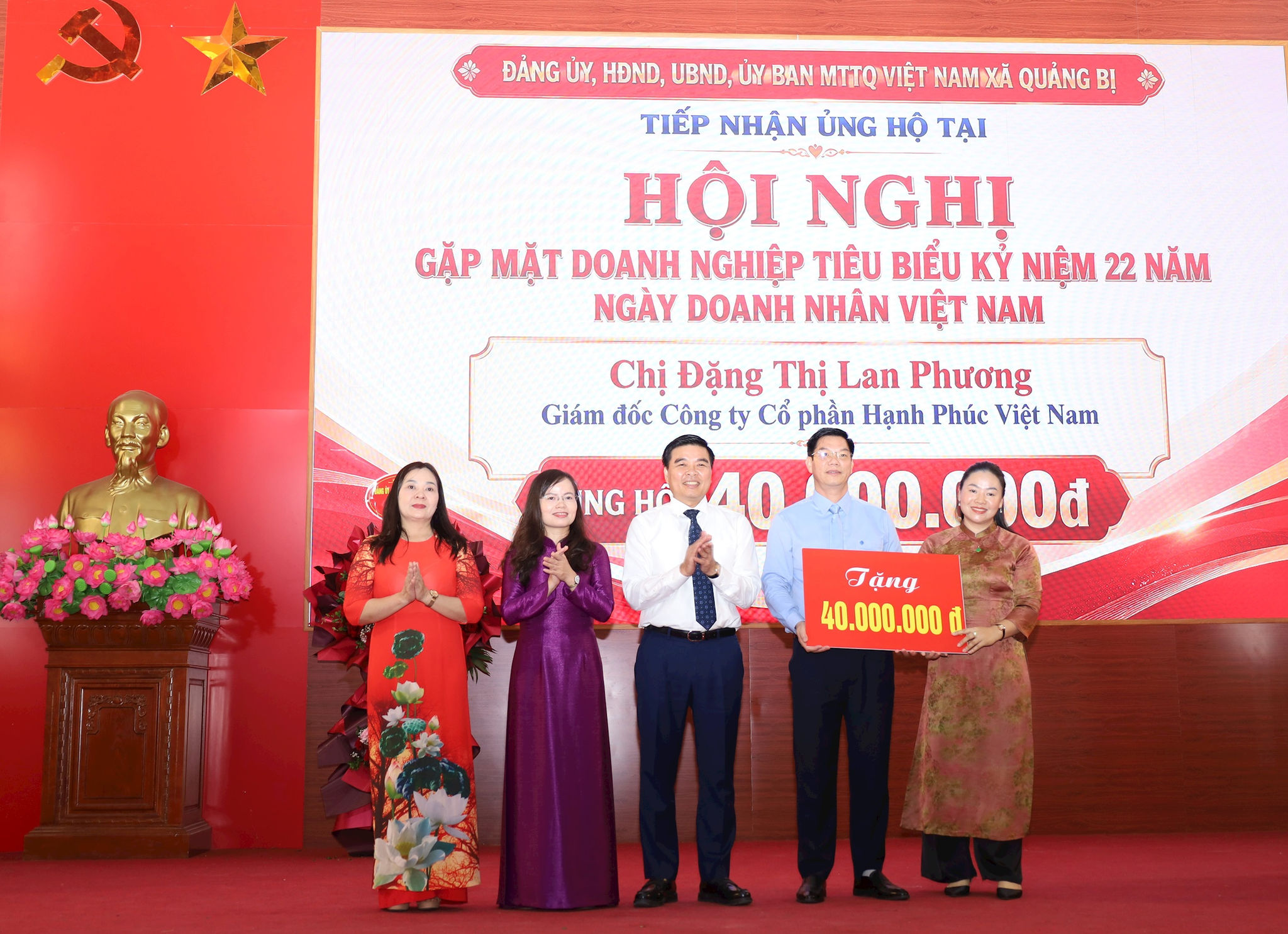Các doanh nghiệp ủng hộ xã Quảng Bị kinh phí thực hiện chương trình an sinh trên địa bàn. Ảnh: Kim Nhuệ