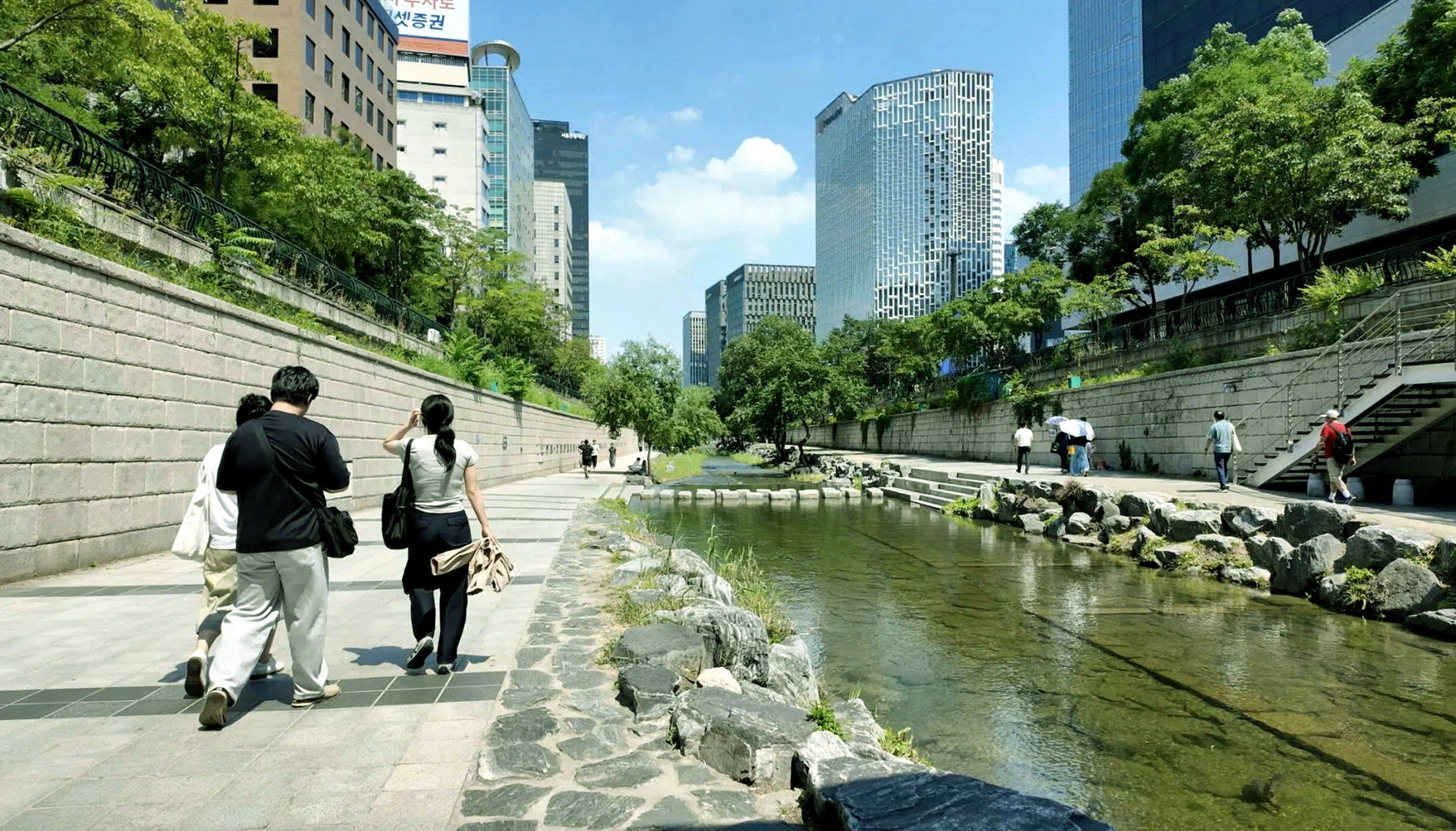 nguoi-di-bo-doc-suoi-cheonggyecheon-o-thanh-pho-seoul-han-quoc.jpg