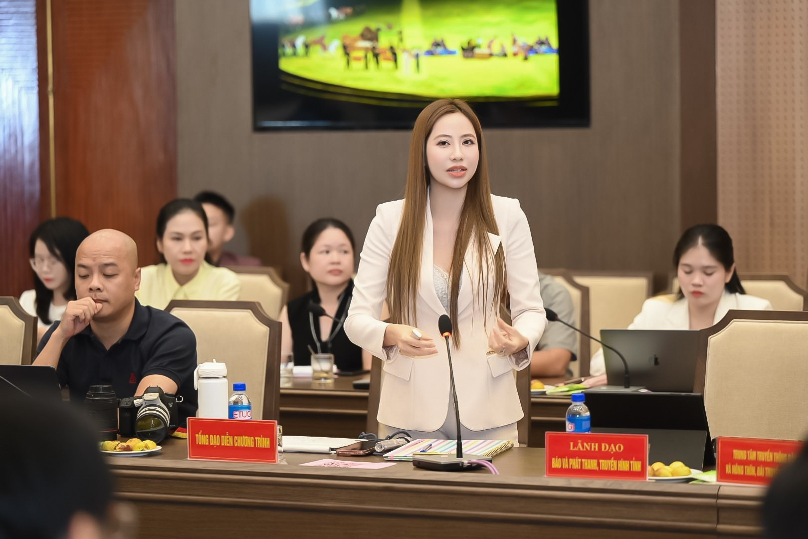 tong-dao-dien-le-hai-yen-chia-se-chuong-trinh-nghe-thuat-xoe-thai-tron-mot-vong-yeu-tai-hop-bao-cong-bo-le-hoi(1).jpg