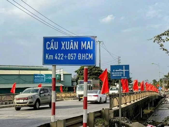 cau-xuan-mai-dang-thi-cong.jpg