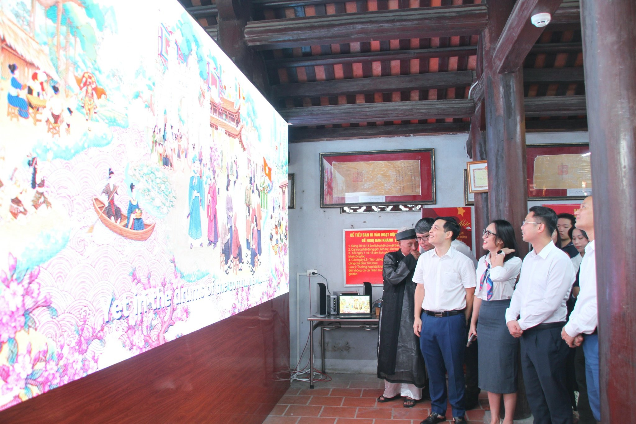 phuong-phu-thuong-ra-mat-hoa-do-so-phu-thuong-phu-gia-nep-lang-trong-pho-.-anh-cao-ky.jpg