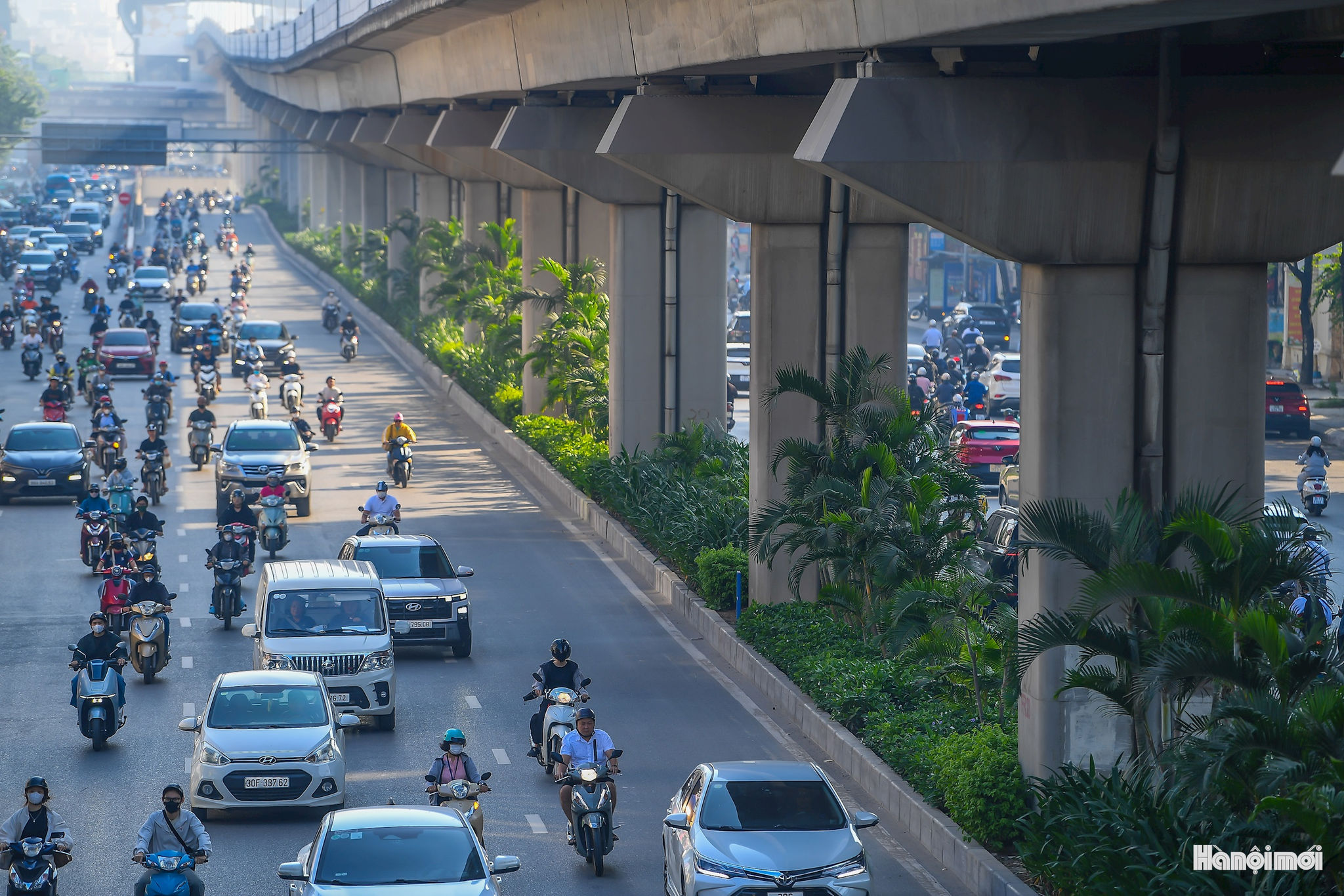 Theo phương án của Sở Xây dựng Hà Nội, các vị trí được lựa chọn trong đợt thí điểm gồm 3 trụ đường sắt trên cao trên đường Nguyễn Trãi, đoạn trước tòa nhà Royal City; hầm chui Lê Văn Lương - Tố Hữu; cầu vượt Lê Văn Lương - Láng Hạ và 3 nhà chờ xe buýt trên các tuyến đường Lê Thánh Tông, Trần Phú và tại số 69 Lý Thường Kiệt.