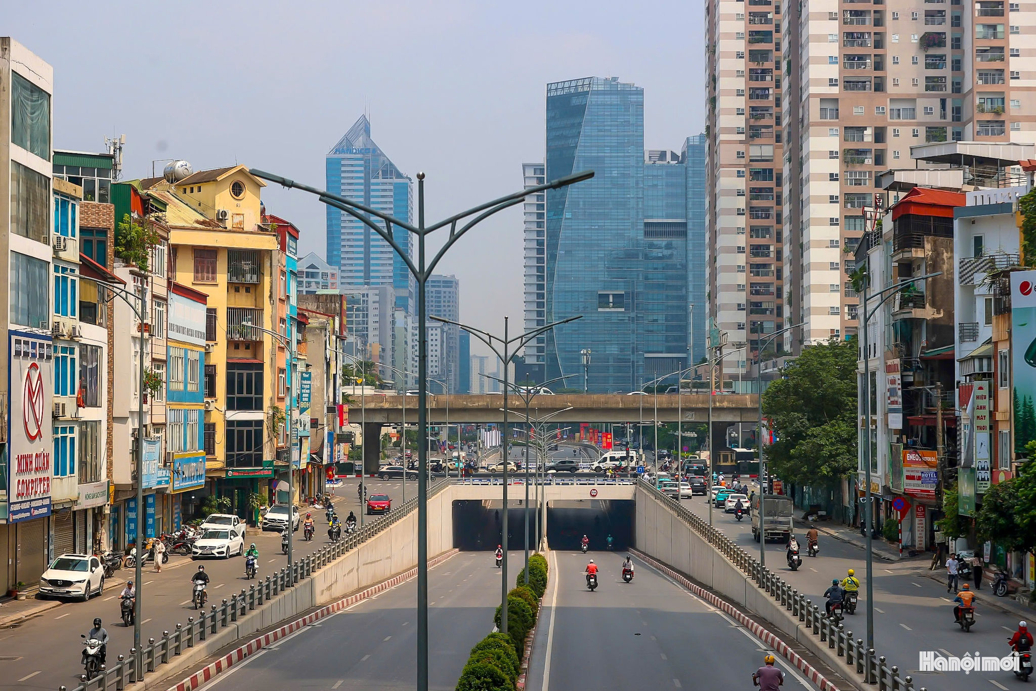 Bên cạnh ba trụ đường sắt trên cao trên đường Nguyễn Trãi và cầu vượt Lê Văn Lương - Láng Hạ, đợt thí điểm còn triển khai tại hầm chui Lê Văn Lương - Tố Hữu. Tại đây, các chậu cây dự kiến được bố trí thành cụm dọc mép trên thành hầm, phía dưới lan can, trên chiều dài khoảng 300m.