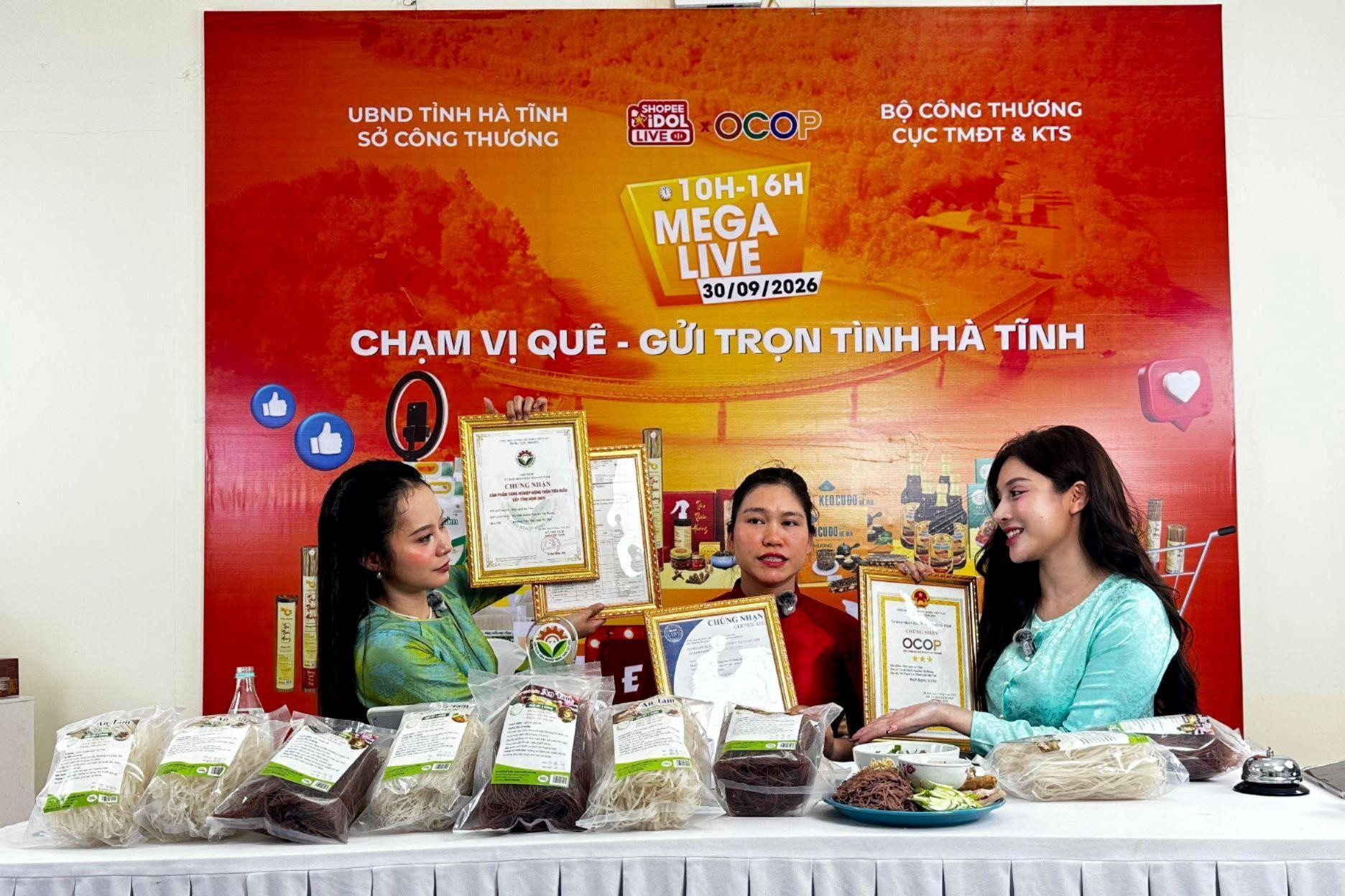 Đại diện Bún sạch An Tâm quảng bá sản phẩm tại phiên livestream trên Shopee Live ngày 30-9-2026.
