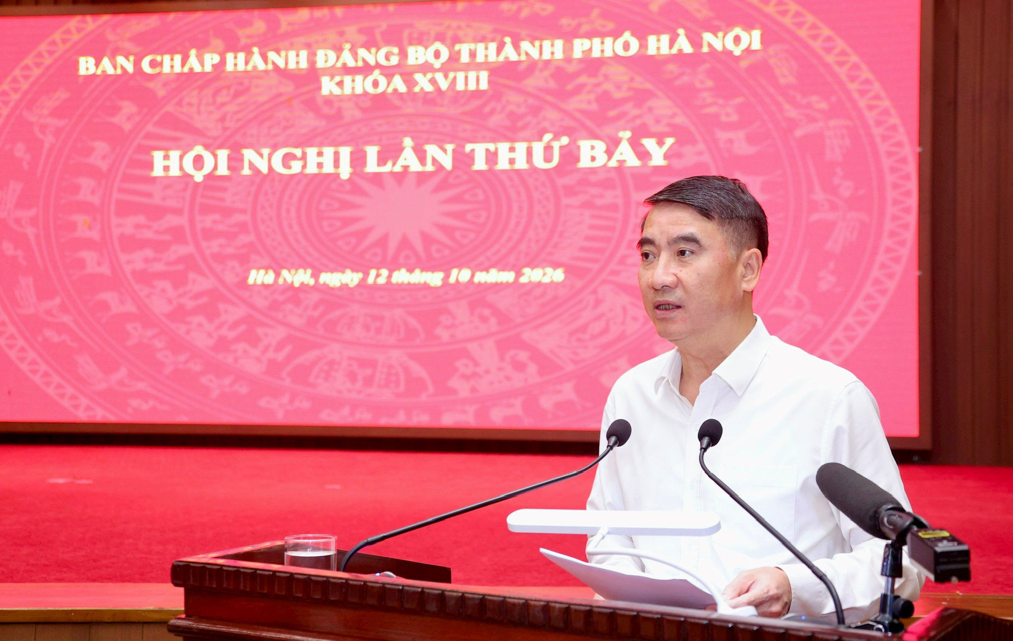 Phó Chủ tịch UBND thành phố Hà Nội Nguyễn Xuân Lưu trình bày báo cáo. Ảnh: Quang Thái