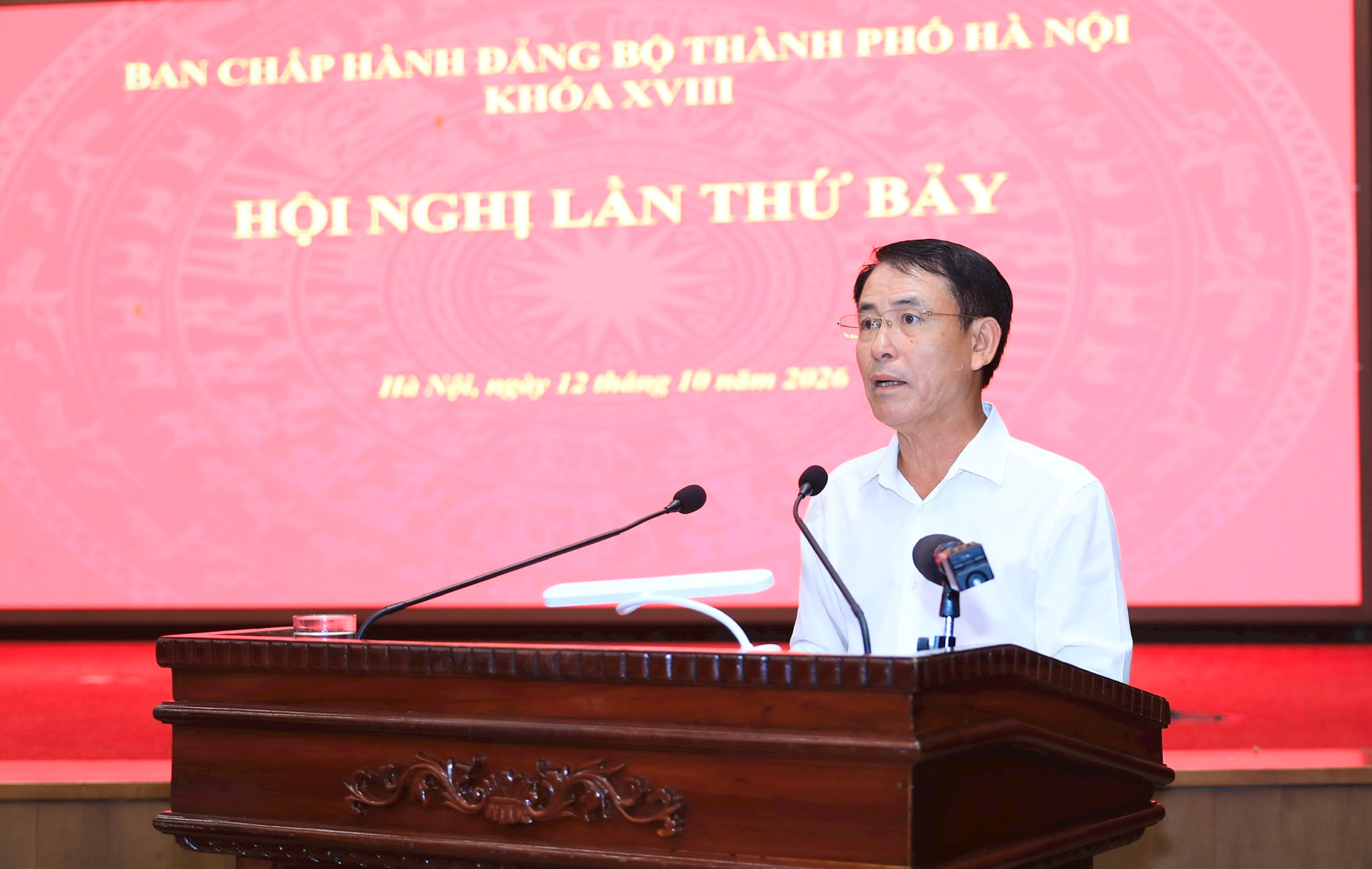 Phó Bí thư Thường trực Thành ủy Hà Nội Nguyễn Trọng Đông trình bày dự thảo Nghị quyết hội nghị. Ảnh: Quang Thái