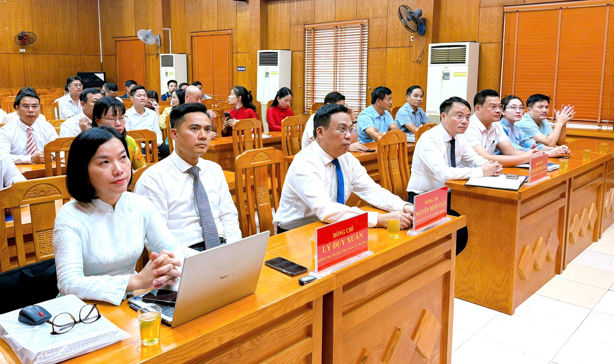 anh-cac-dai-bieu.jpg
