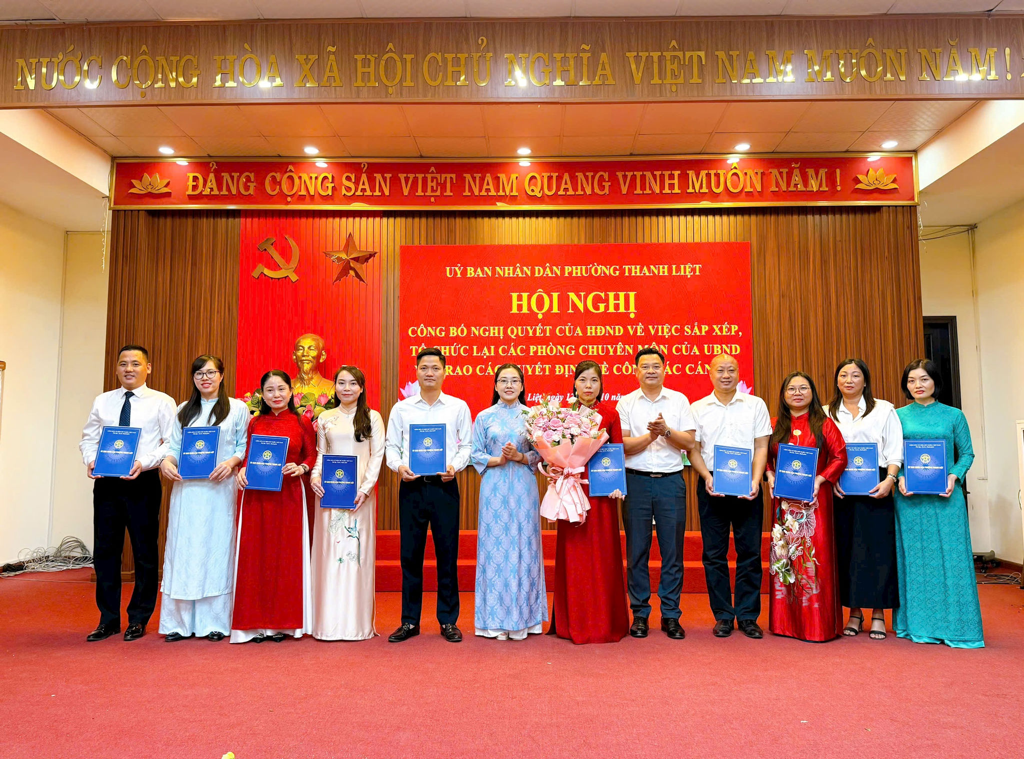 Lãnh đạo phường trao các quyết định bổ nhiệm cho các lãnh đạo Phòng Văn hóa - Xã hội. Ảnh: PV