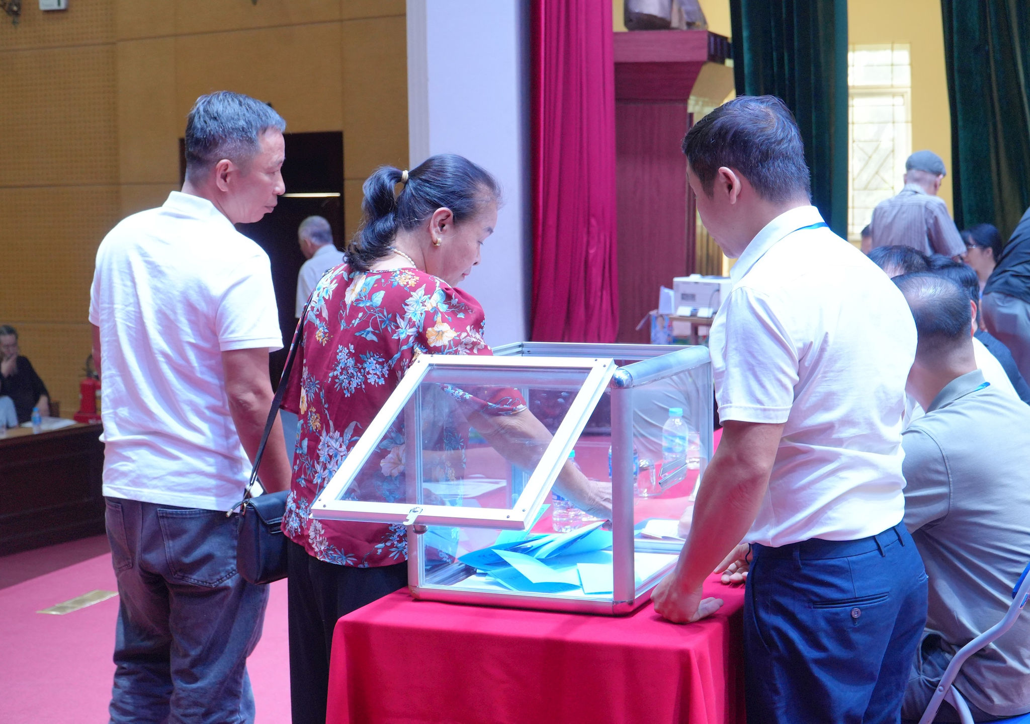 Người dân thực hiện bốc thăm lựa chọn căn hộ tái định cư dự án đường Vành đai 2,5. Ảnh: Tùng Lâm