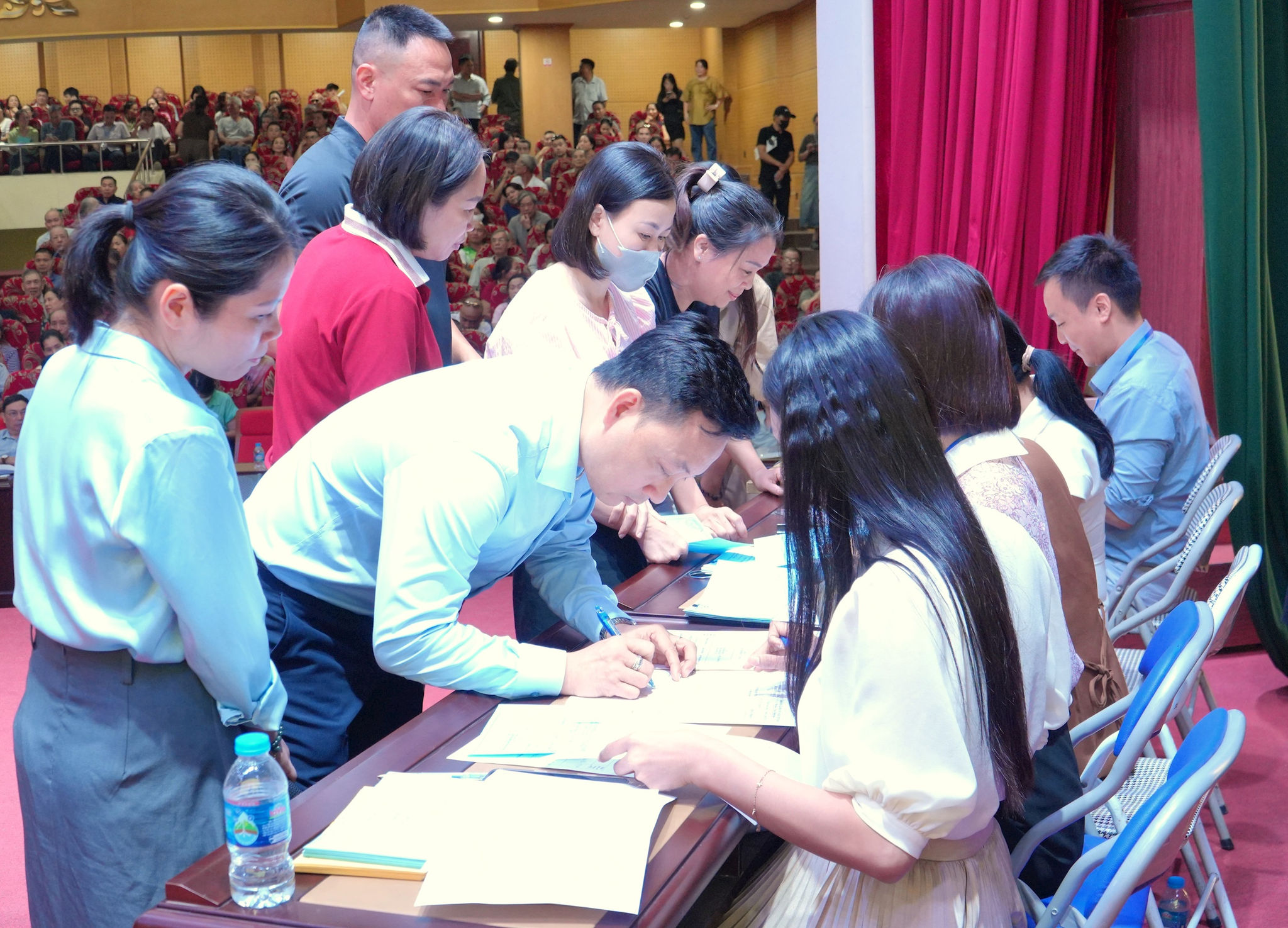 Người dân ký xác nhận kết quả bốc thăm căn hộ tái định cư phục vụ dự án đường Vành đai 2,5. Ảnh: Tùng Lâm