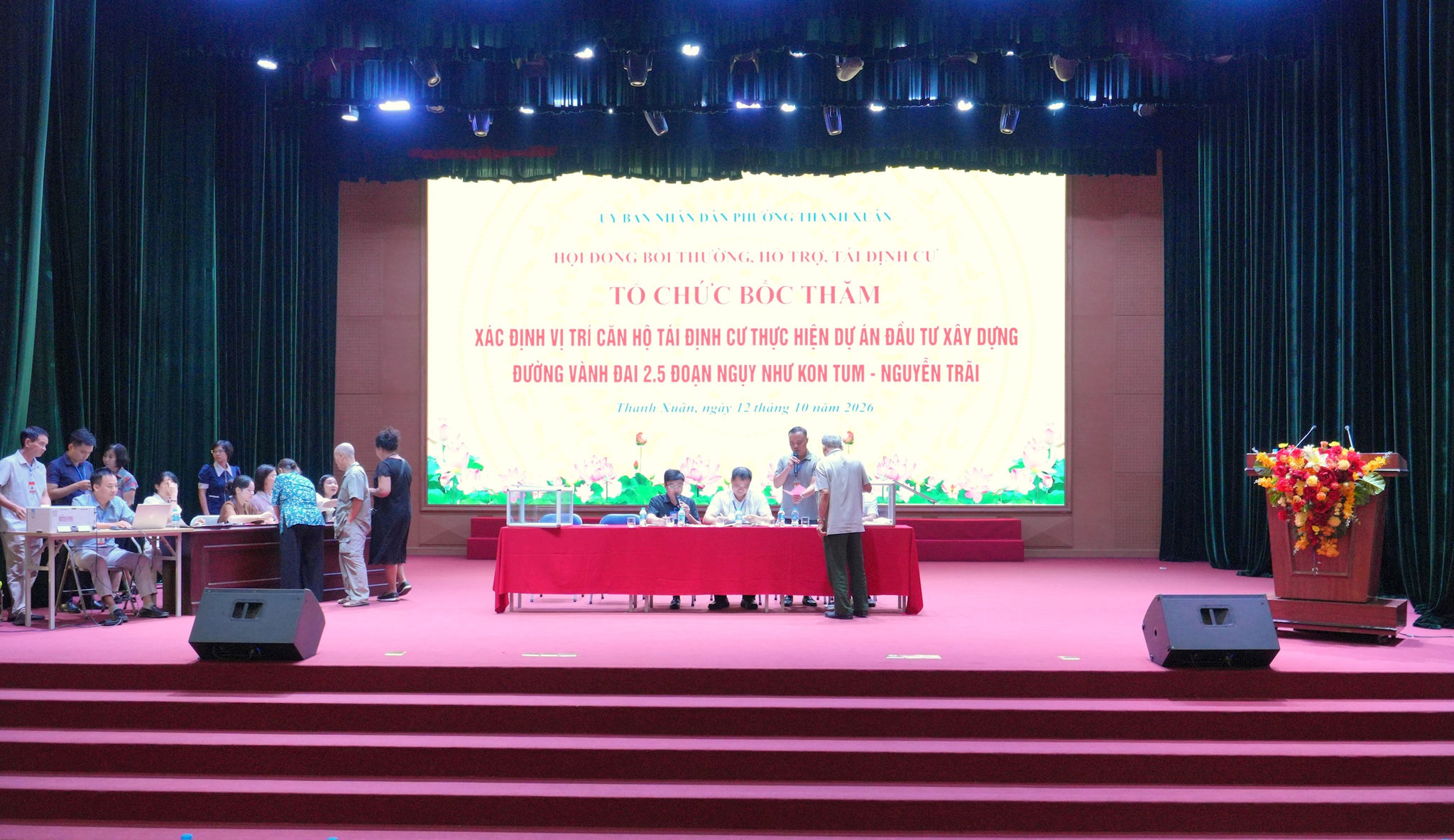 Quang cảnh buổi bốc thăm căn hộ tái định cư phục vụ dự án đường Vành đai 2,5 đoạn Ngụy Như Kon Tum - Nguyễn Trãi. Ảnh: Tùng Lâm
