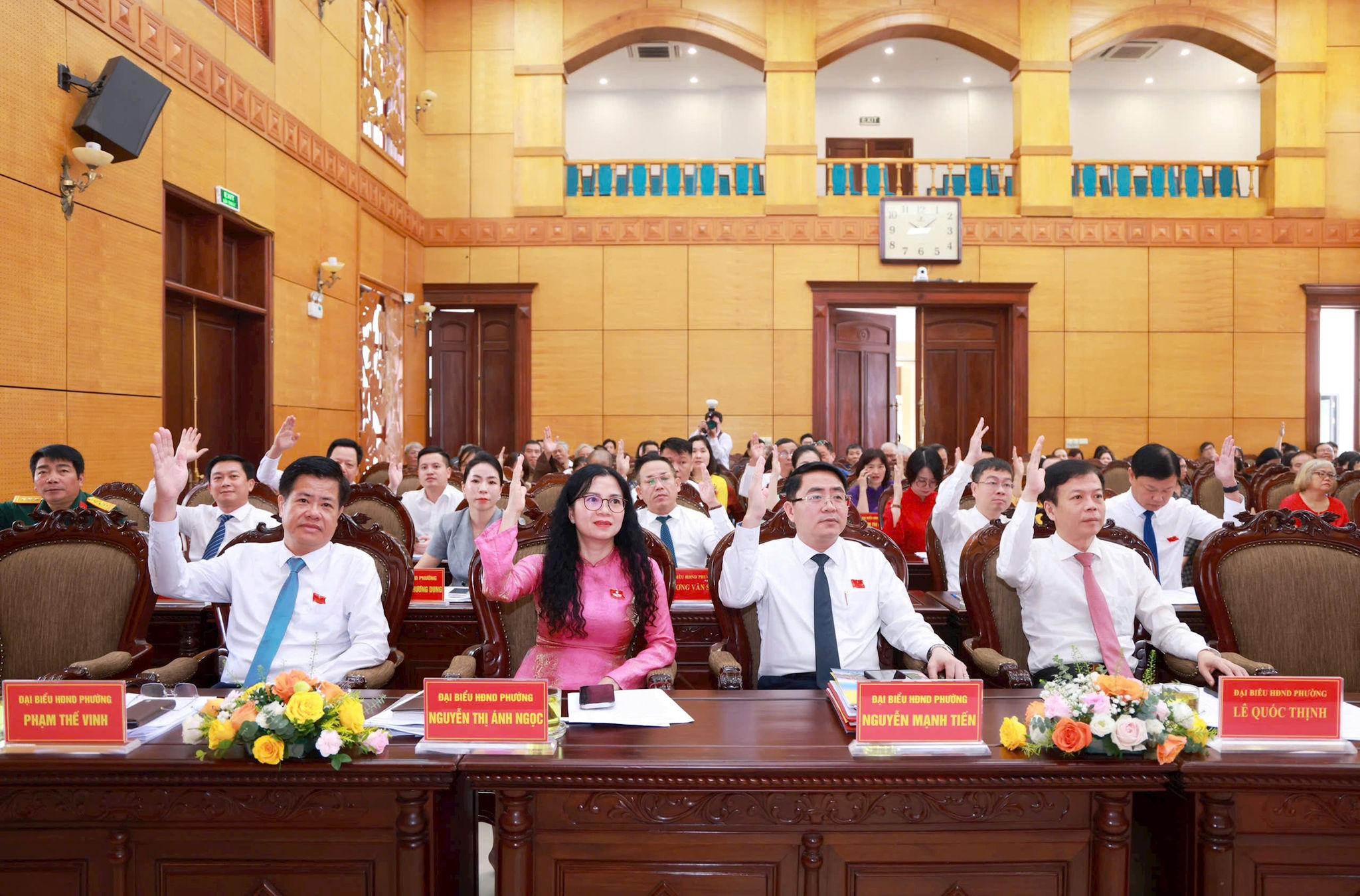 Các đại biểu thống nhất trí cao các nội dung của kỳ họp. Ảnh: Văn Tuyến.