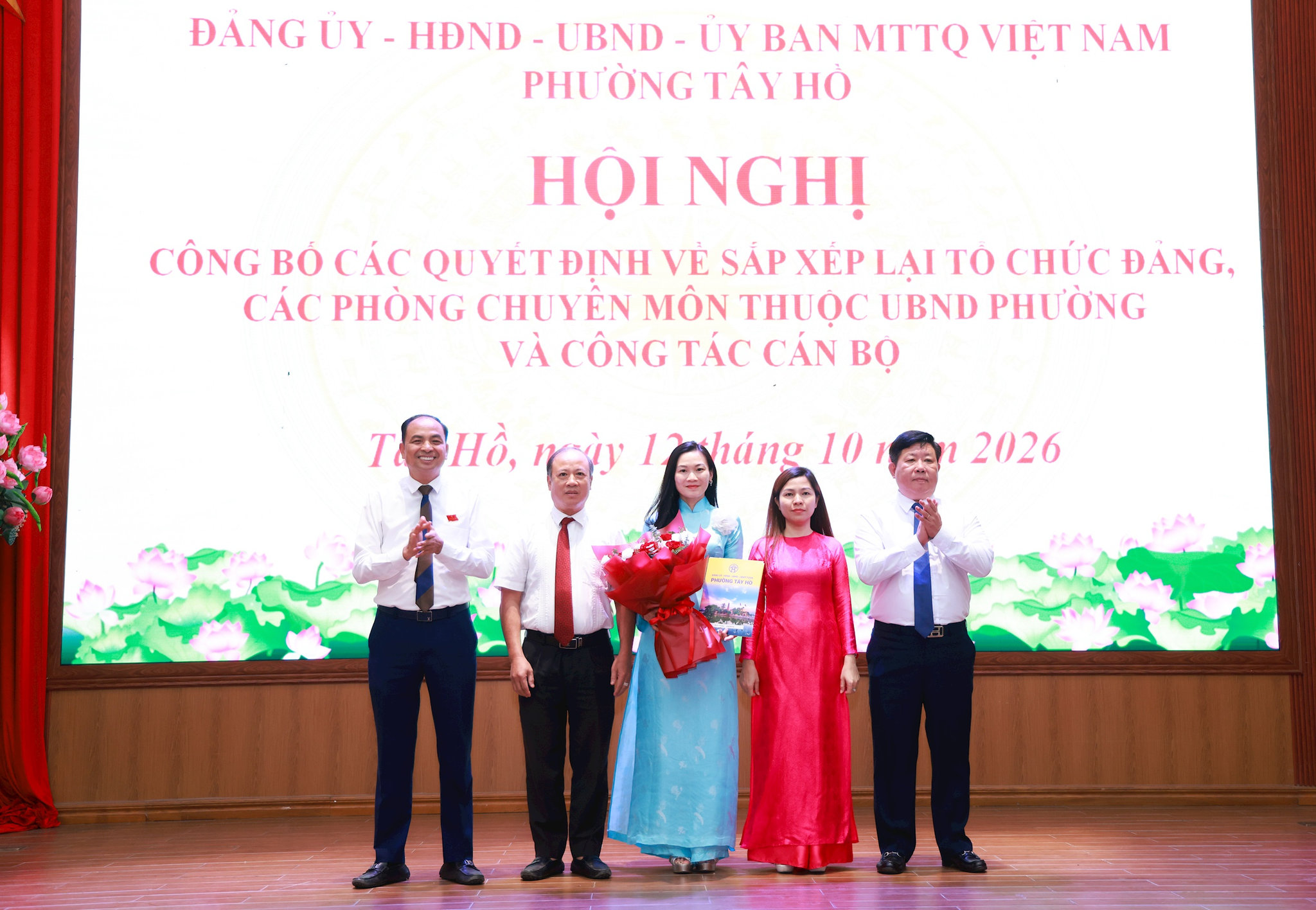 Lãnh đạo phường Tây Hồ trao các quyết định về sắp xếp lại tổ chức Đảng, các phòng ban chuyên môn và công tác cán bộ. Ảnh: Văn Tuyến