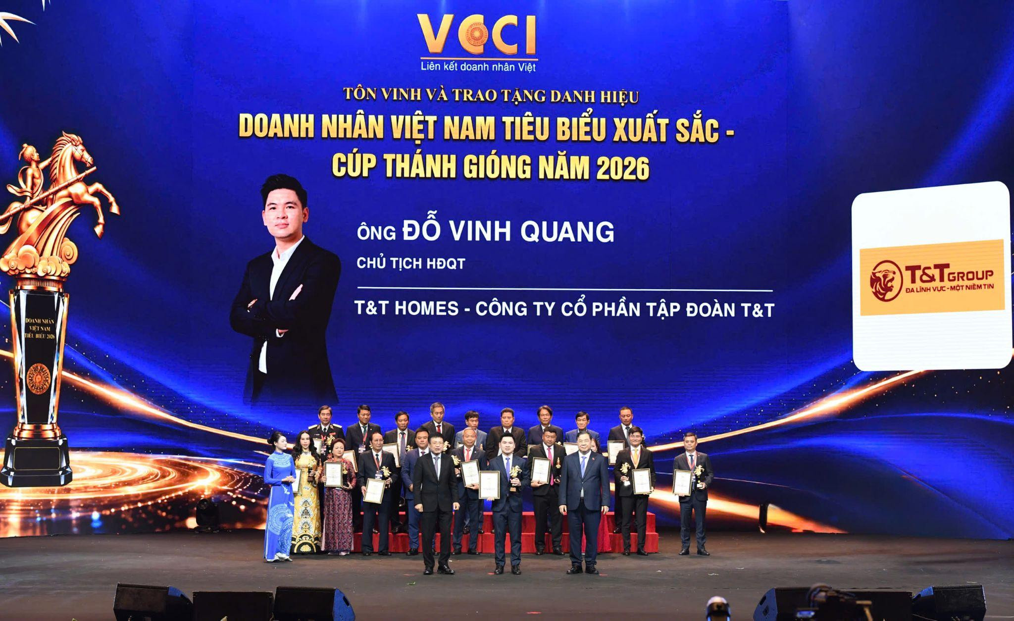 Doanh nhân Đỗ Vinh Quang - Phó Chủ tịch HĐQT T&T Group, Chủ tịch HĐQT T&T Homes được vinh danh “Doanh nhân Việt Nam tiêu biểu xuất sắc - Cúp Thánh Gióng” năm 2026. Ảnh: Anh Chiến