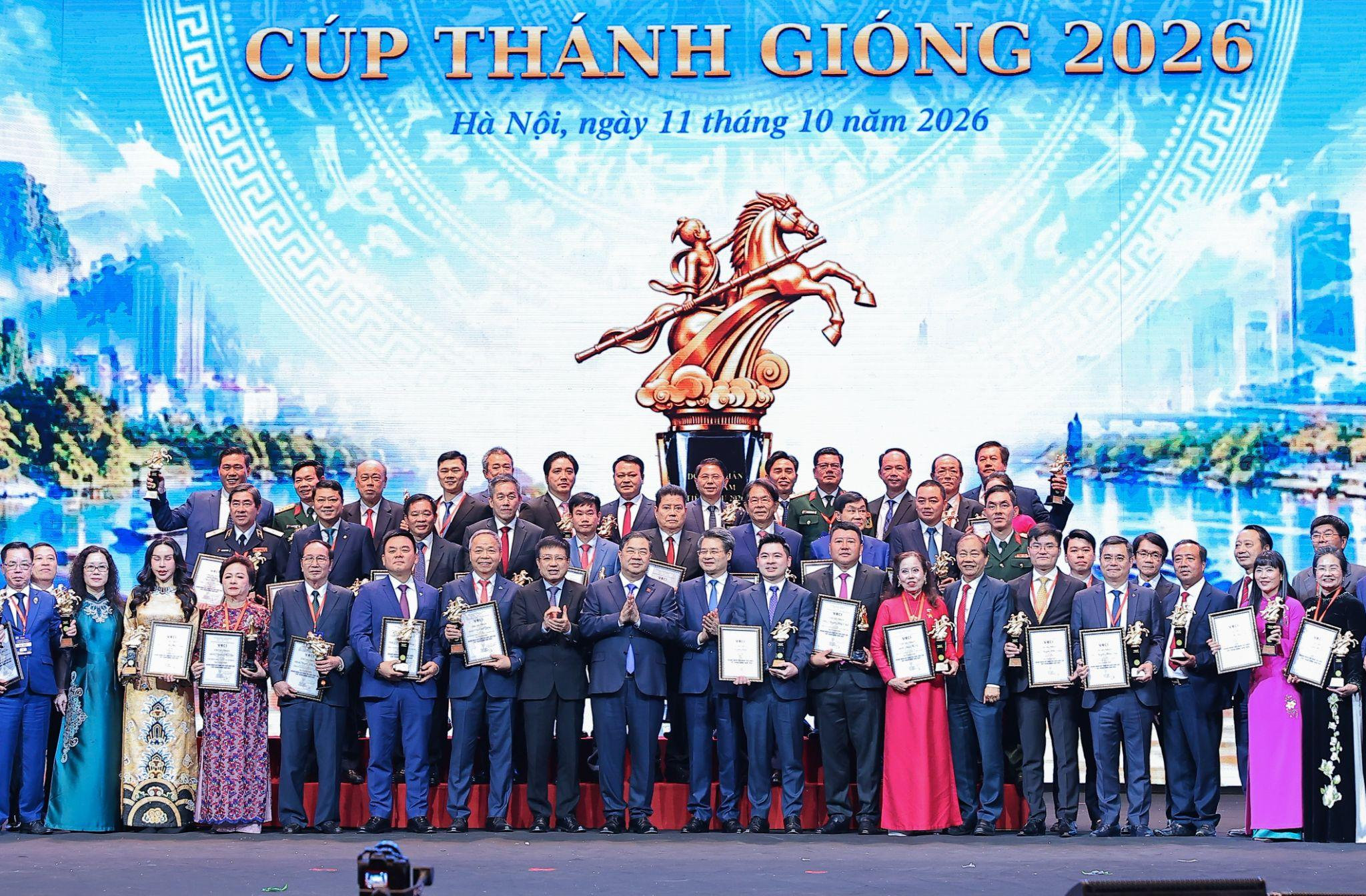 Doanh nhân Đỗ Vinh Quang (hàng đầu, thứ 9 từ phải sang) trong Lễ kỷ niệm Ngày Doanh nhân Việt Nam và tôn vinh, trao tặng danh hiệu “Doanh nhân Việt Nam tiêu biểu - Cúp Thánh Gióng” năm 2026. Ảnh: Anh Chiến