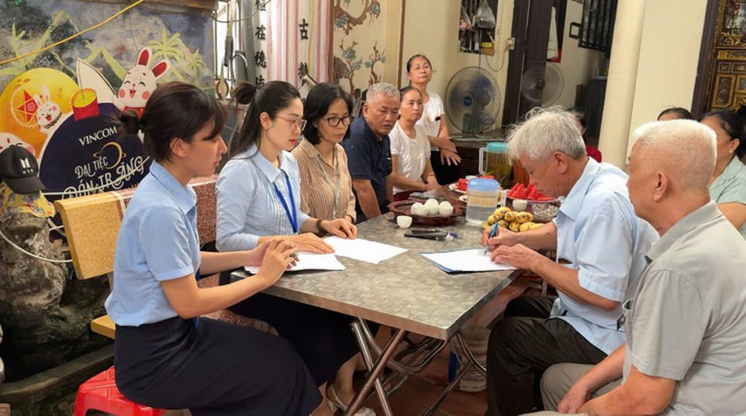 Các cán bộ Điểm hỗ trợ dịch vụ công số Kiến Hưng tới nhà hỗ trợ người cao tuổi.