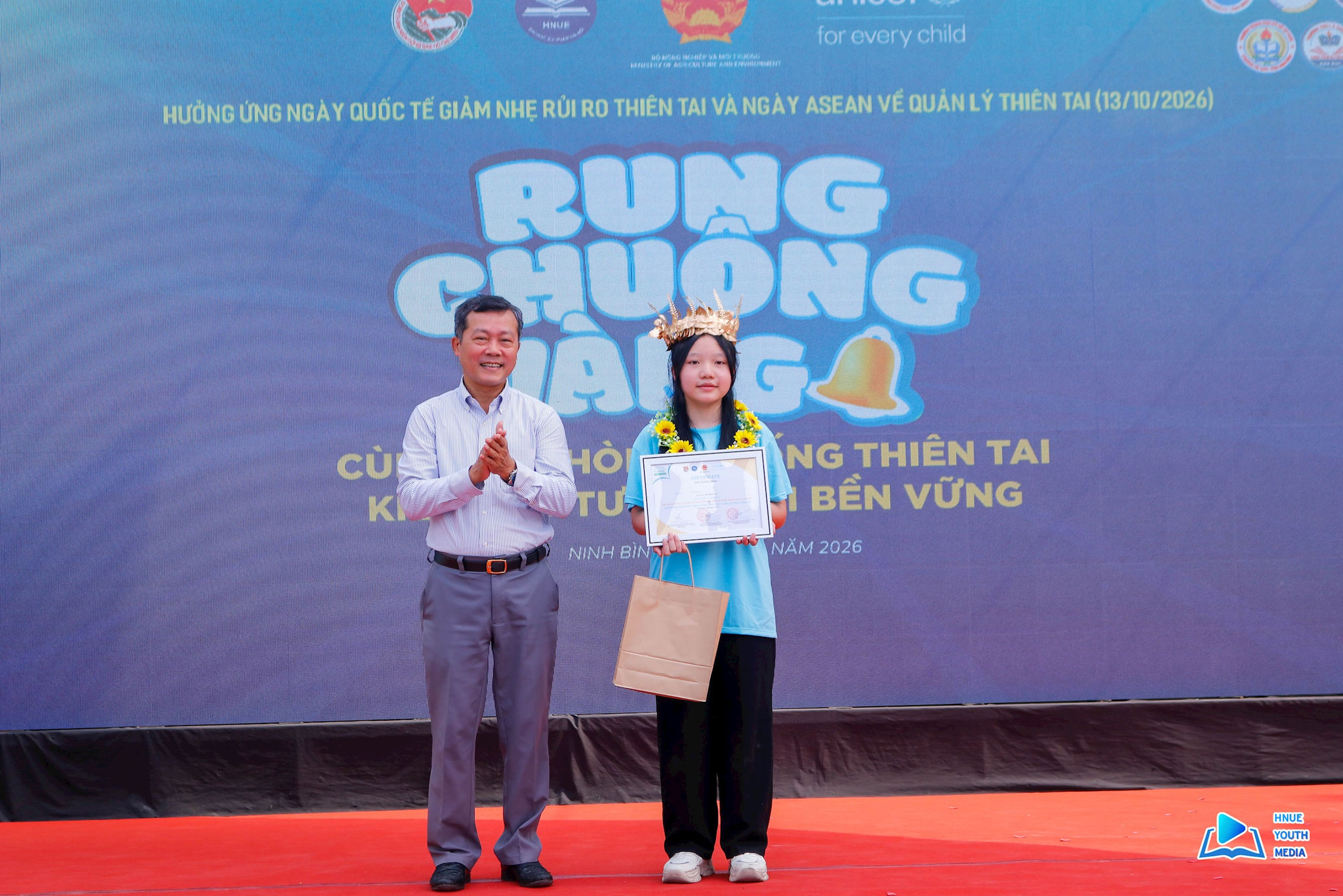 em-tran-thi-phuong-chi-hoc-sinh-lop-7a6-truong-thcs-tran-phu-xuat-sac-gianh-giai-nhat-va-rung-chuong-vang-cuoc-thi-2-.jpg