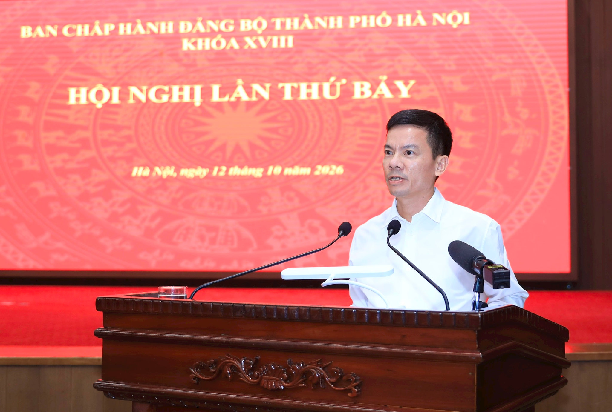 Phó Chủ tịch UBND thành phố Bùi Duy Cường trình bày báo cáo tại hội nghị. Ảnh: Quang Thái