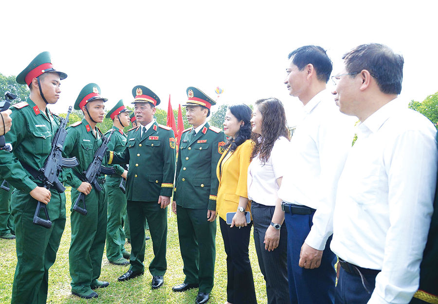 Tư lệnh Bộ Tư lệnh Thủ đô Hà Nội Trung tướng Đào Văn Nhận (thứ năm từ phải sang) động viên chiến sĩ mới của Trung đoàn 692 (Sư đoàn Bộ binh 301).
